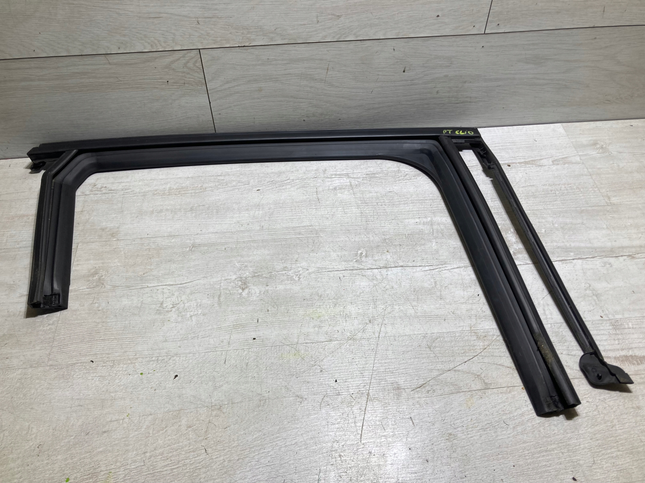 823305888R - Уплотнитель двери правый задний Renault Clio V 21r