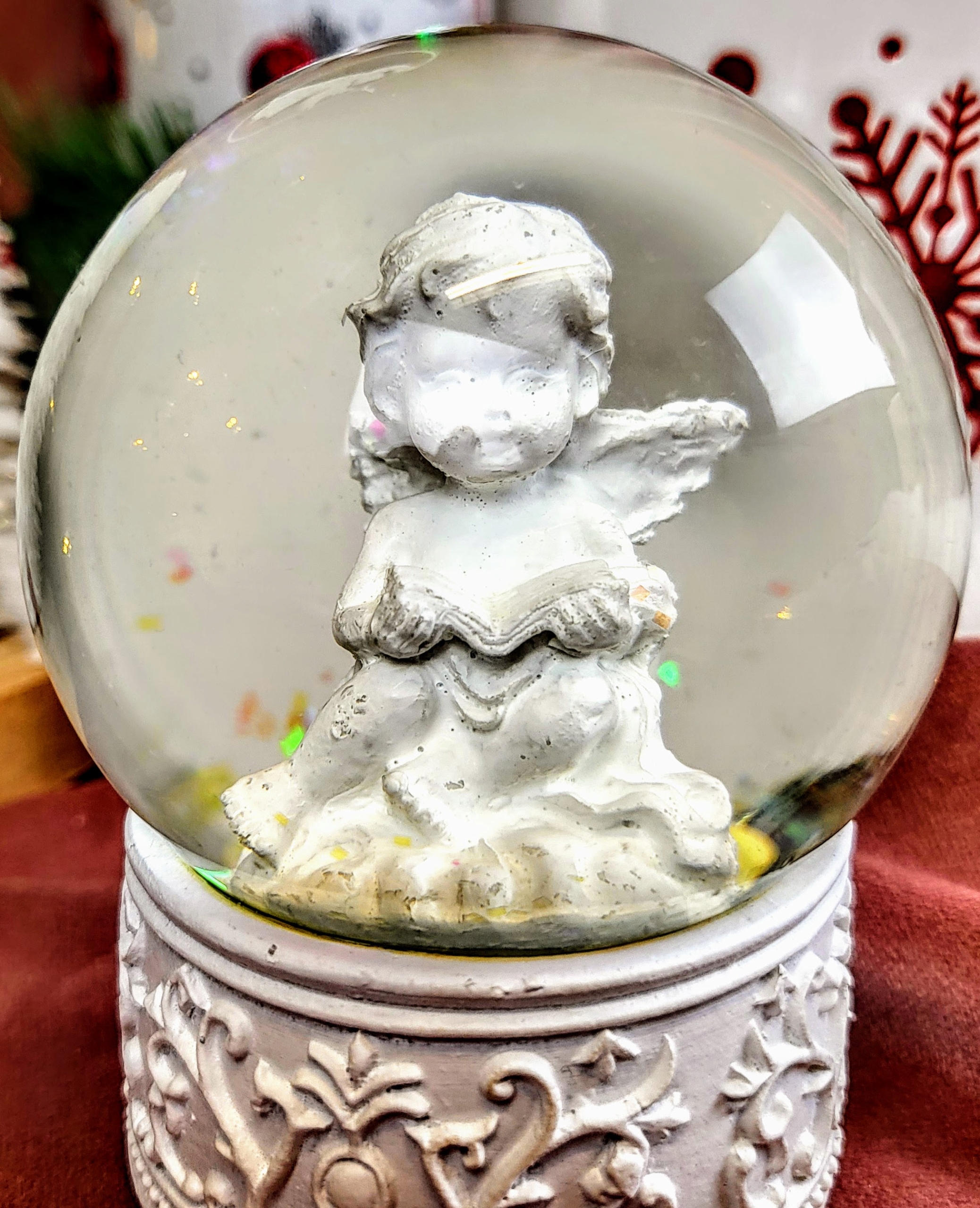 KULA ŚNIEŻNA ANIOŁ Z KSIĄŻKĄ 8,3CM Marka Dakls