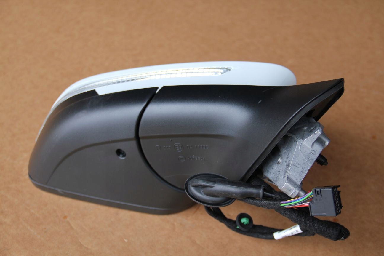 LUSTERKO PRAWE VW ID4 ID5 LC9A 8 PIN Producent części Volkswagen OE