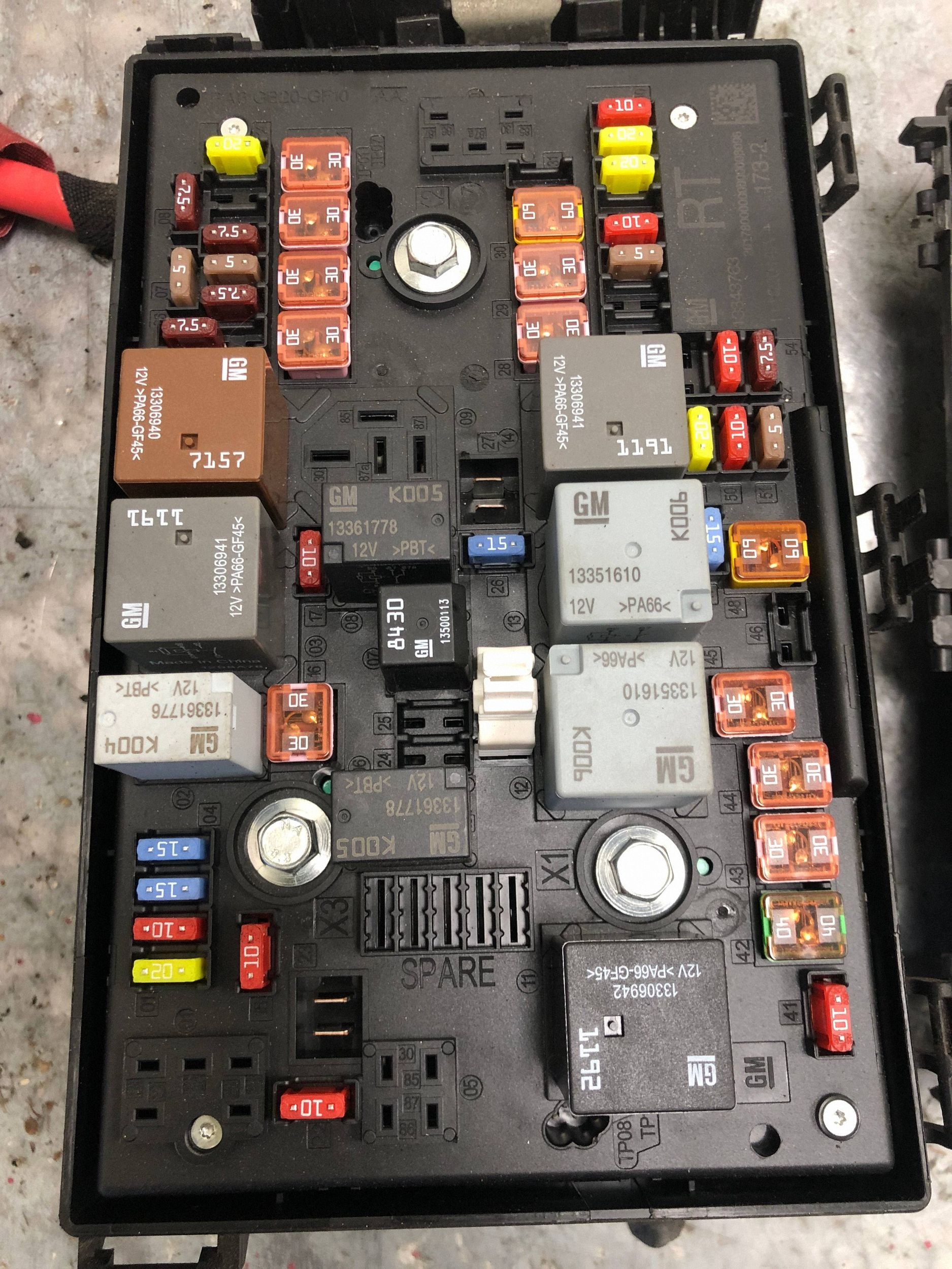 fuse box OPEL ASTRA J 13343763