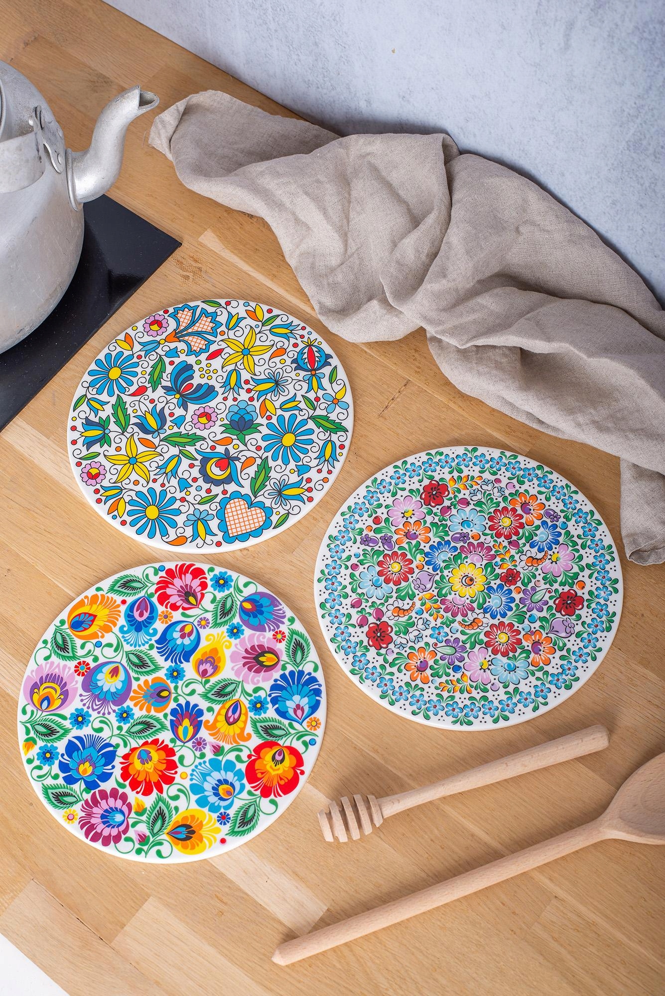 PODKŁADKA CERAMICZNA POD GARNEK FOLK - WZORY ŁOWICKIE - BIAŁA FOLKSTAR Materiał ceramika