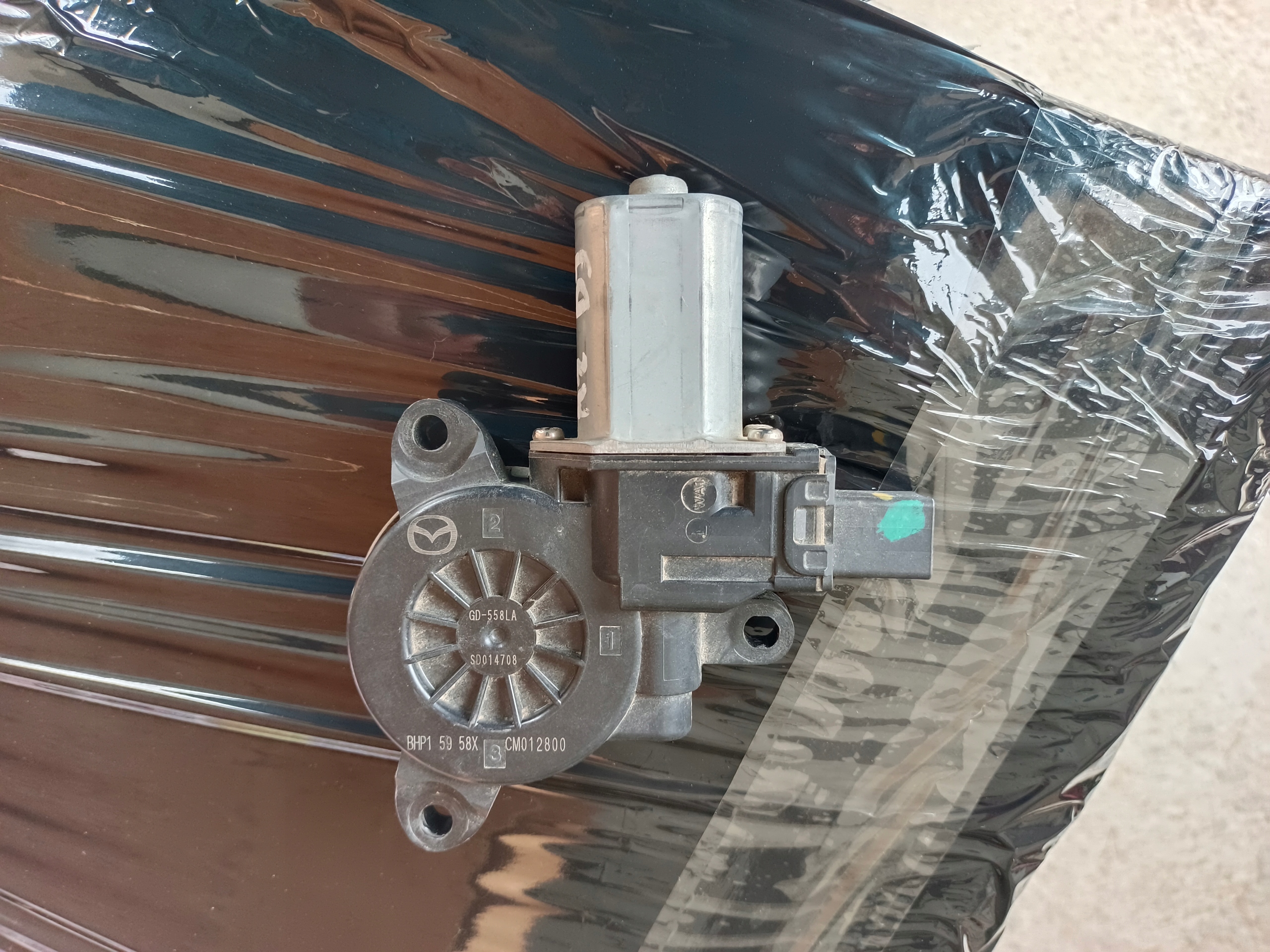 SILNICZEK SZYB LEWY TYŁ MAZDA 2 DJ 3 BM 6GJ