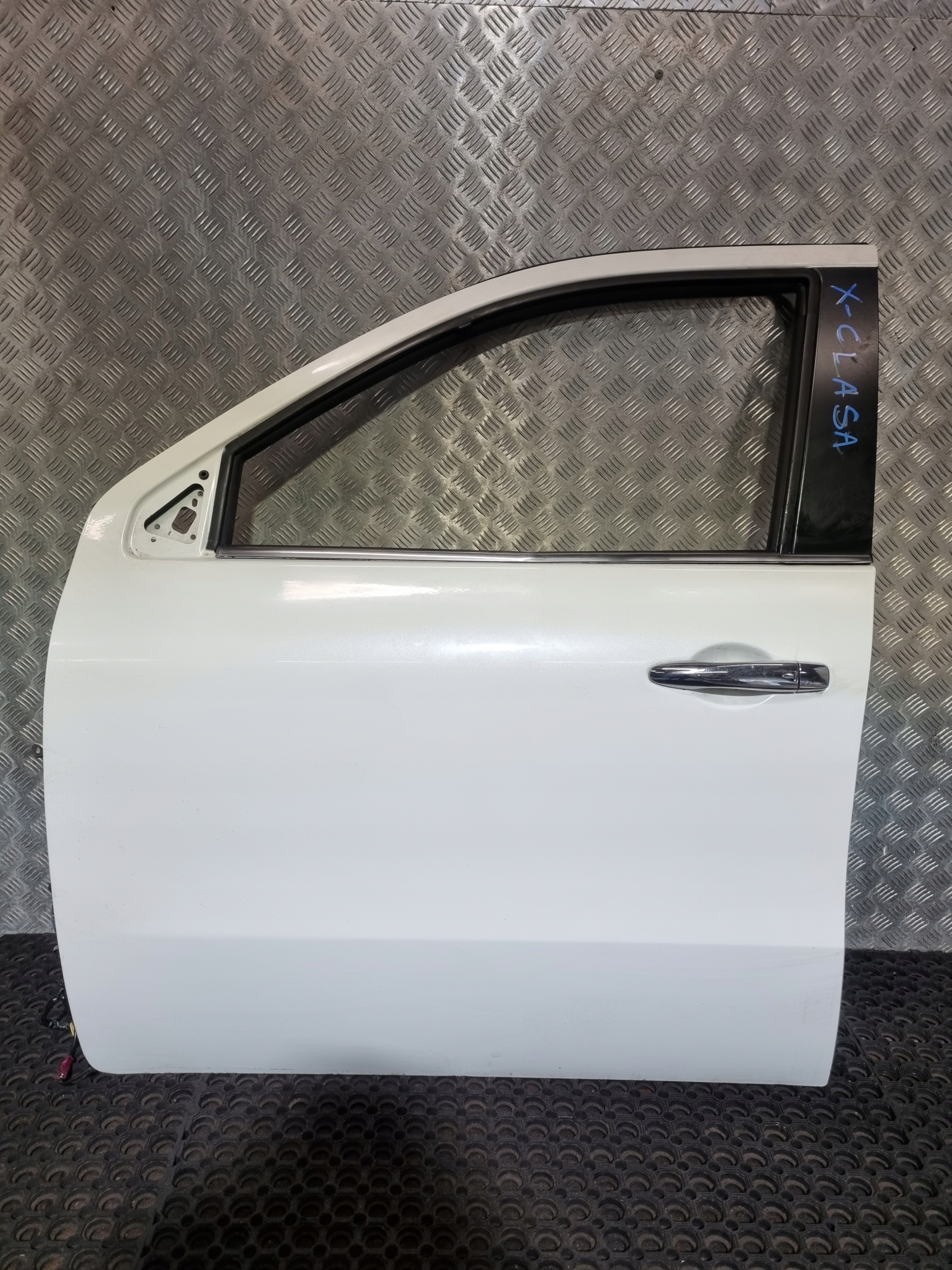 MERCEDES X-KLASA X470 DRZWI LEWE PRZEDNIE