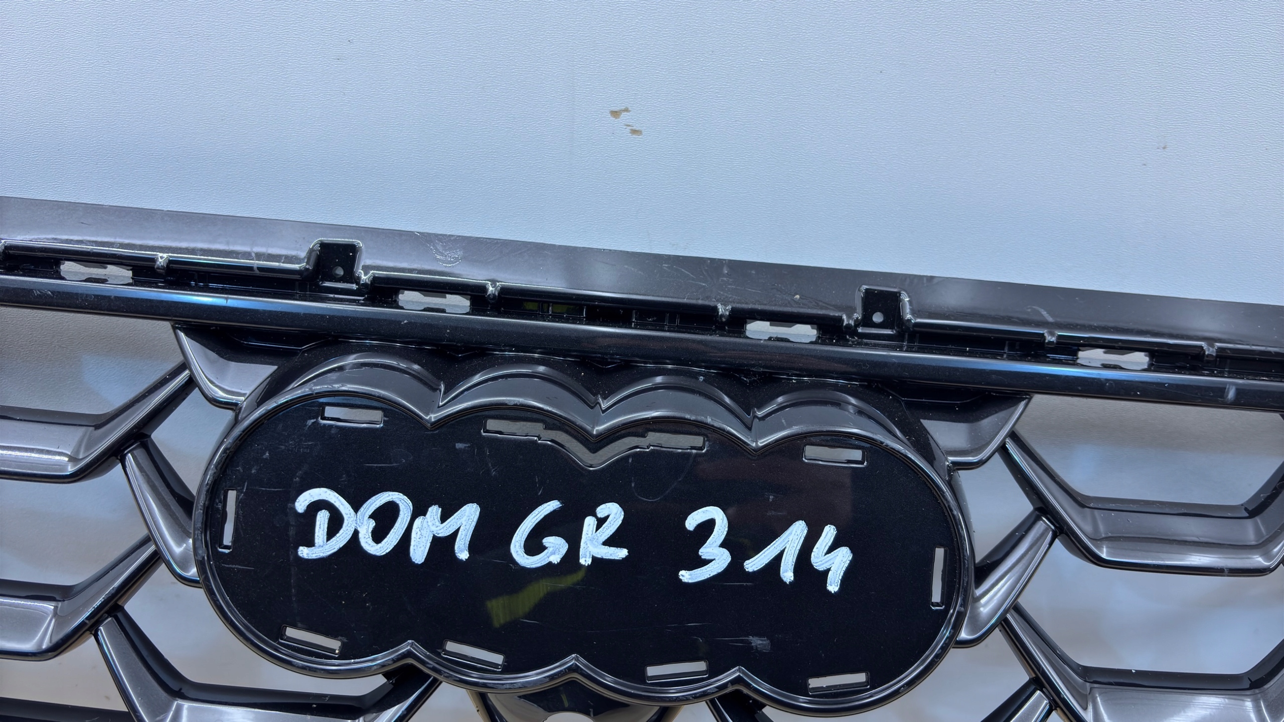 AUDI A4 B10 GRILL KÜHLERGRILL ORIGINAL 8B3853653A DOMGR314