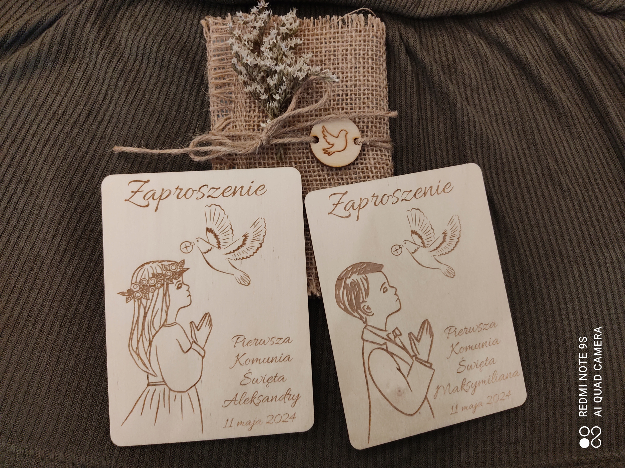 Zaproszenie na Pierwszą Komunię Świętą drewno, grawer, kartka, chłopiec Szerokość produktu 10.5 cm