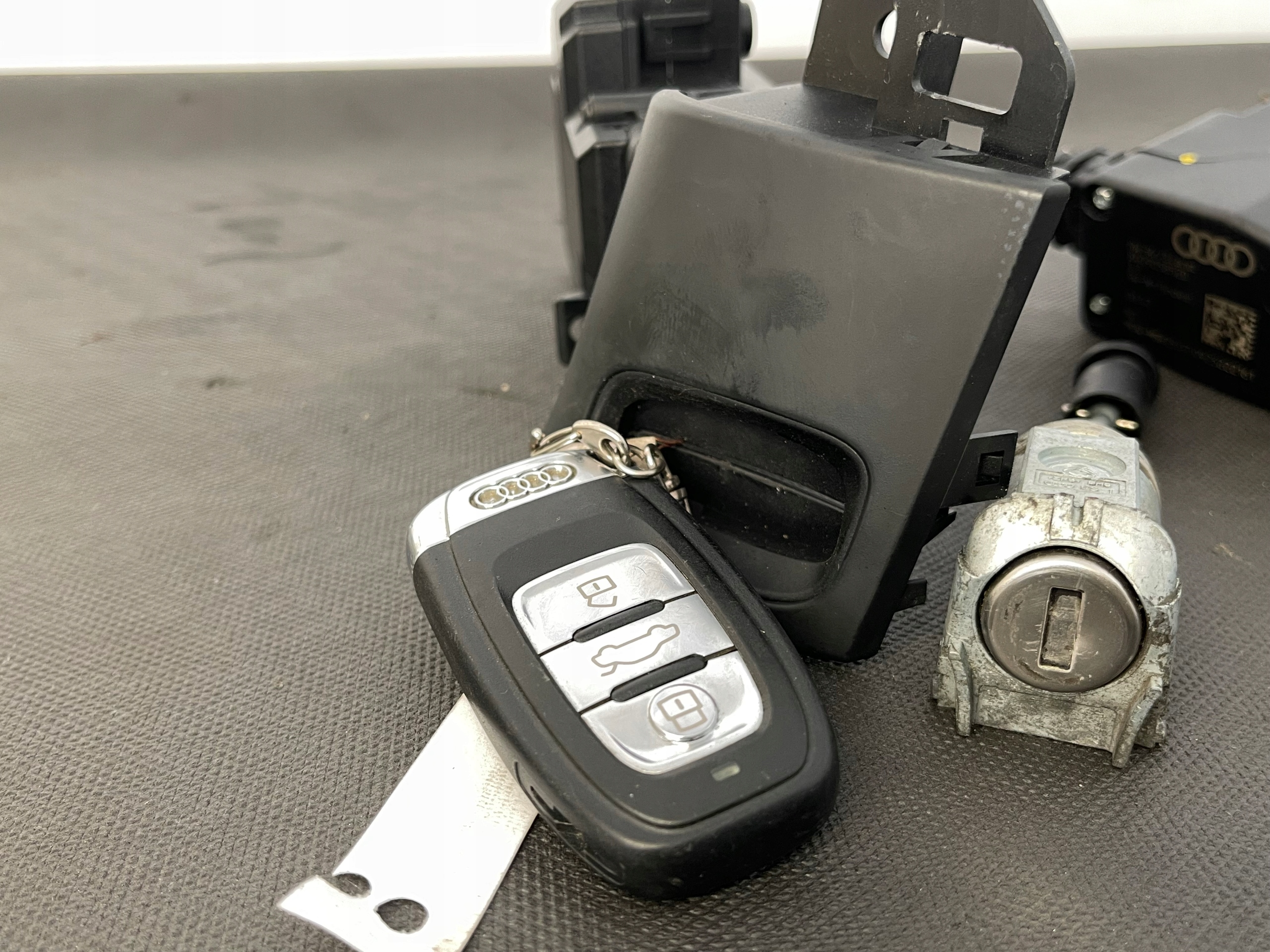 AUDI A5 8T S5 WLADKA 2X key PILOT blocking KPL 8K0909131C 8K0905852D