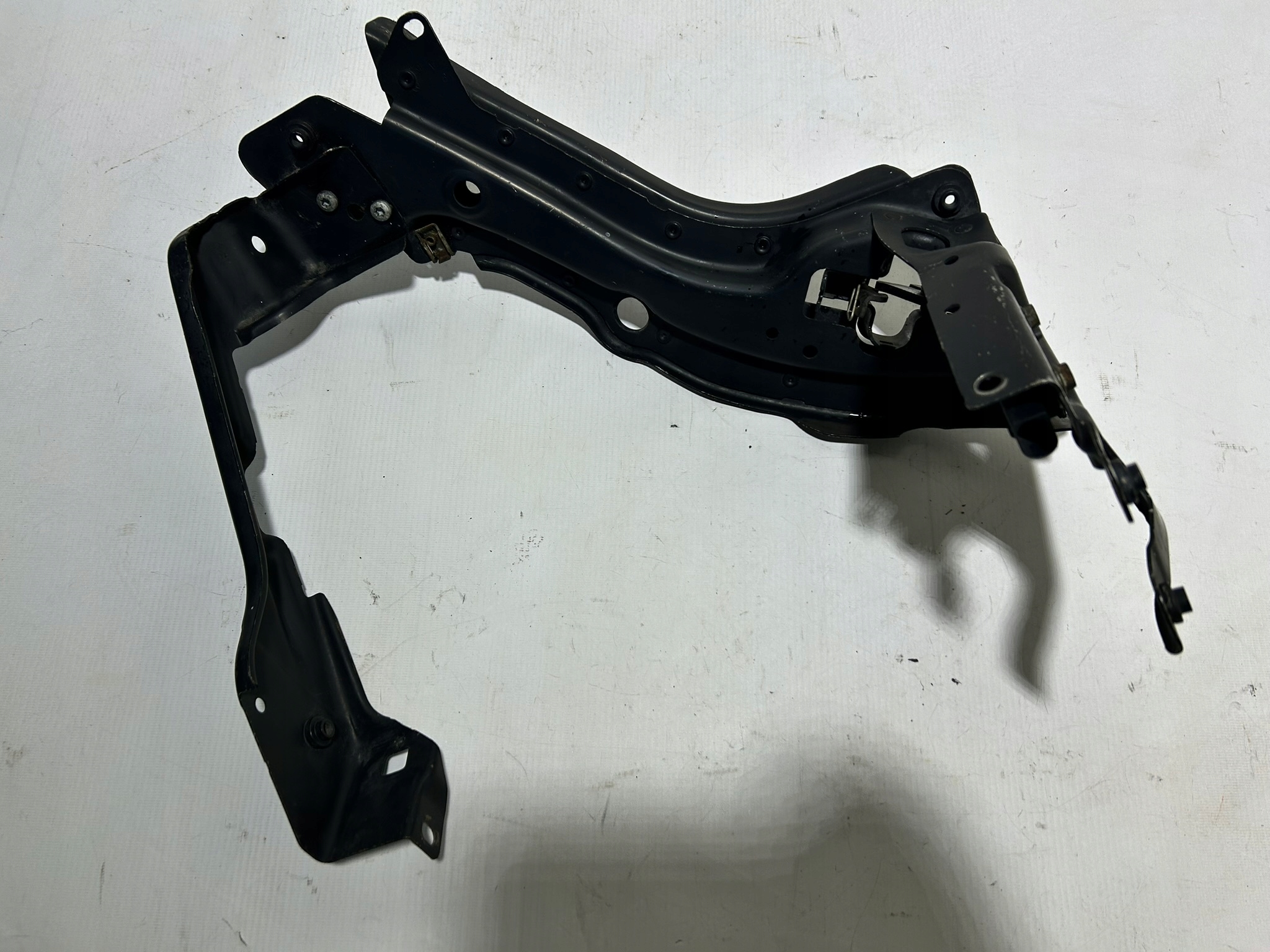 support panel for radiators OKULAR left pillar MERCEDES W211 lock