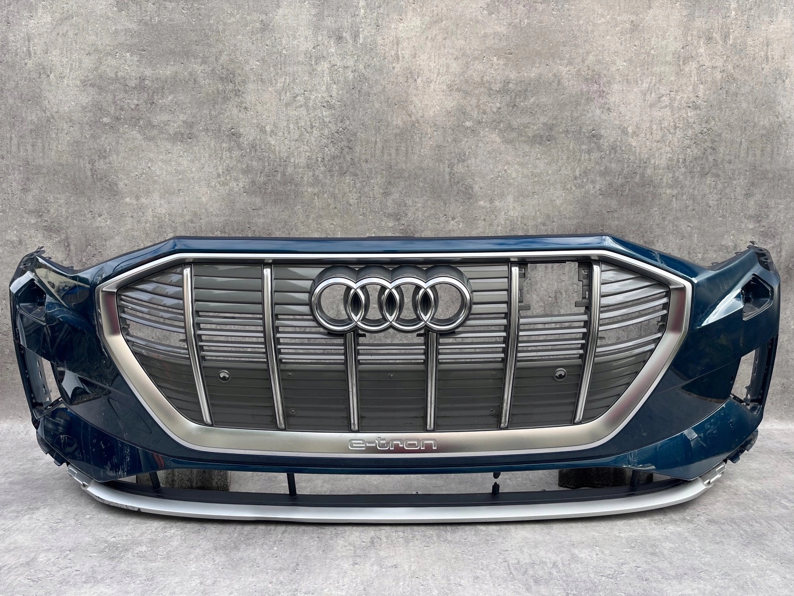 ZDERZAK PRZÓD AUDI E-TRON 4KE