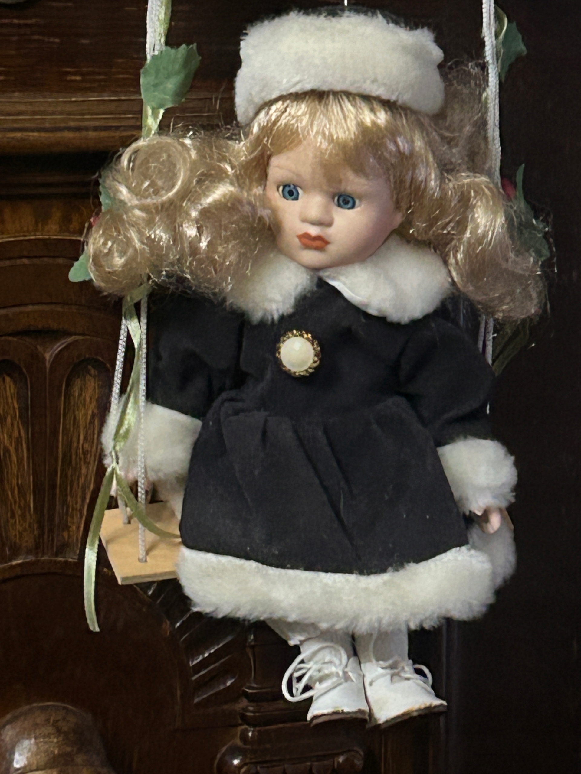LALKA KOLEKCJONERSKA PORCELANOWA Z HUŚTAWKĄ