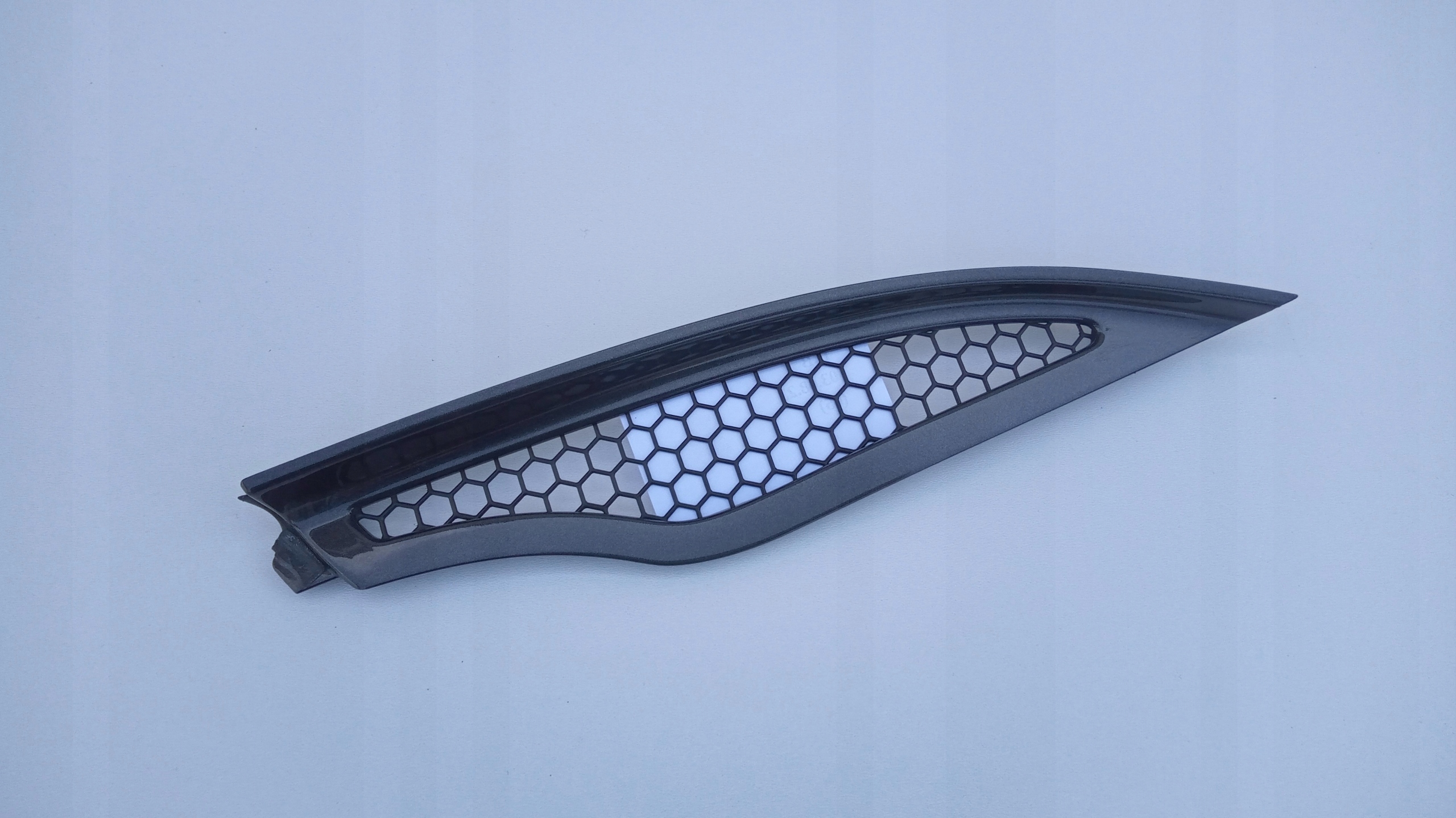 KRATKA GRILL OSŁONA LISTWA LEWA TYŁ MCLAREN 720S Numer katalogowy części KA-GL-OA-LA-MN