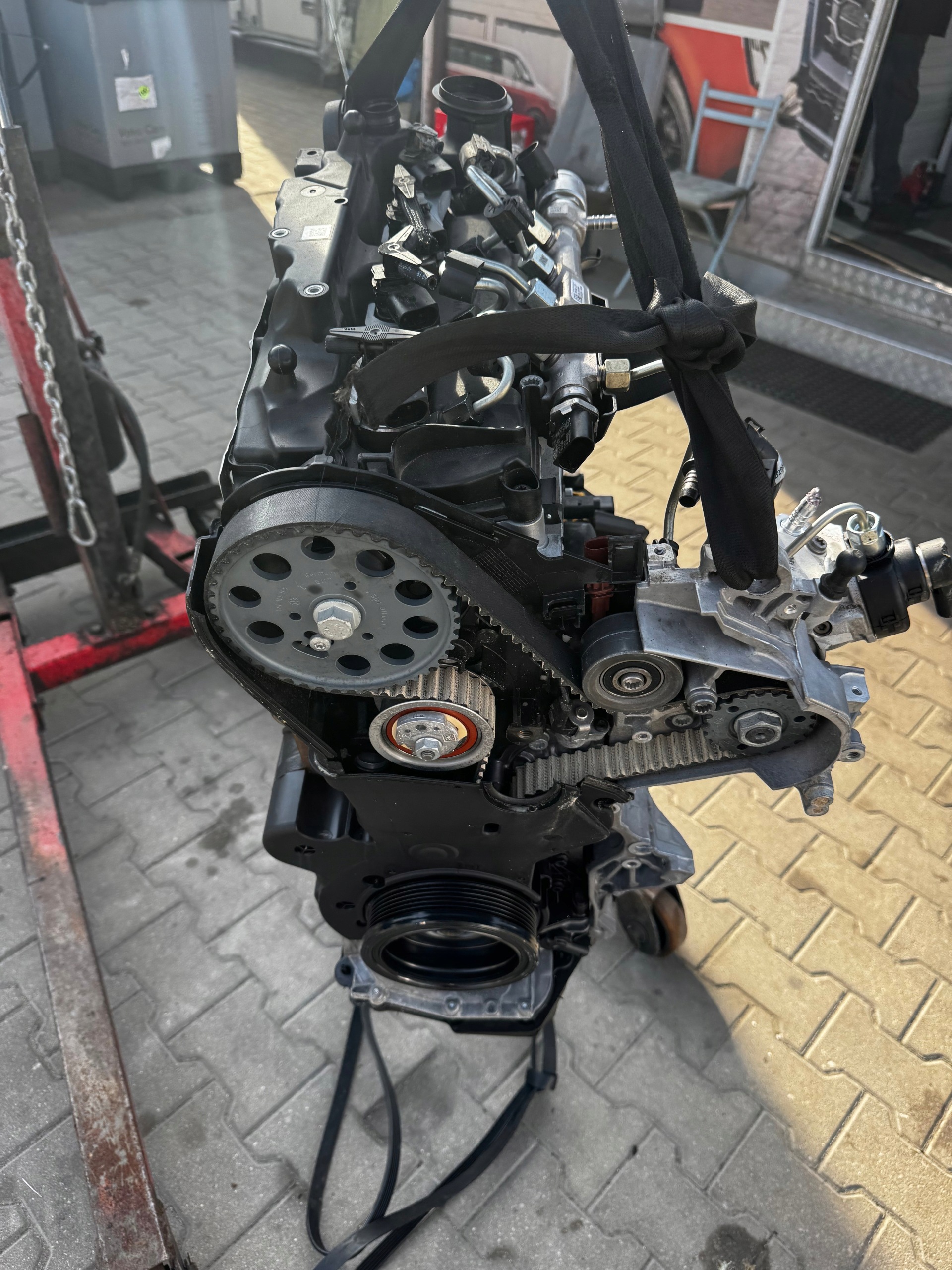 engine pillar Z UKLADEM WTRYSKOWYM AUDI 2,0 TDI 10TYS KM DXP
