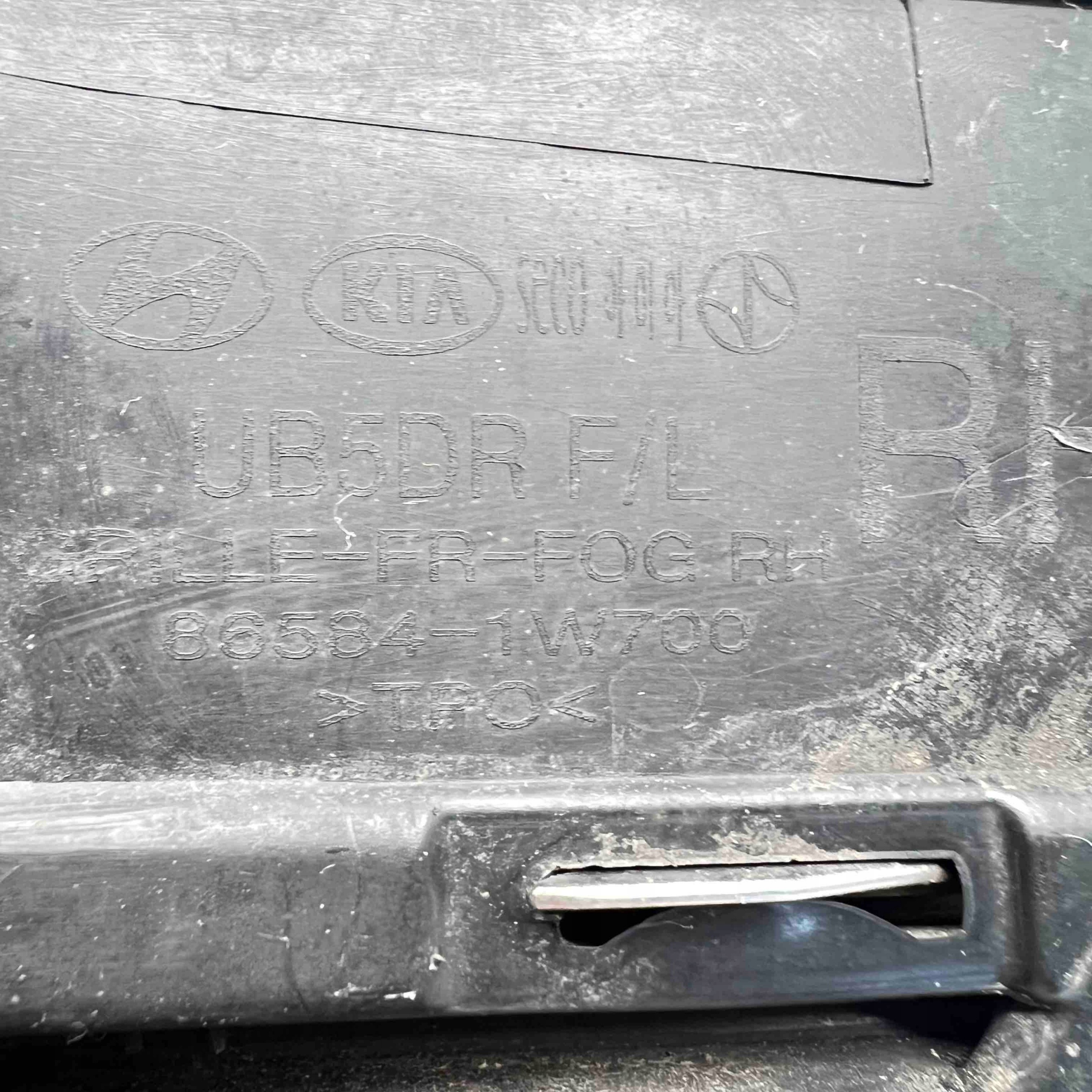KIA RIO 3 III LIFT mřížka nárazníku pravá pravý předek 86584-1W700