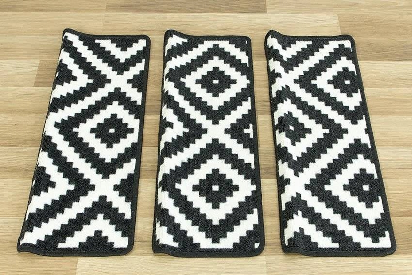 PODGUMOWANE NAKŁADKI TREPY NA SCHODY DREWNIANE ROMBY CZARNE 67x24+3cm Marka Akcila