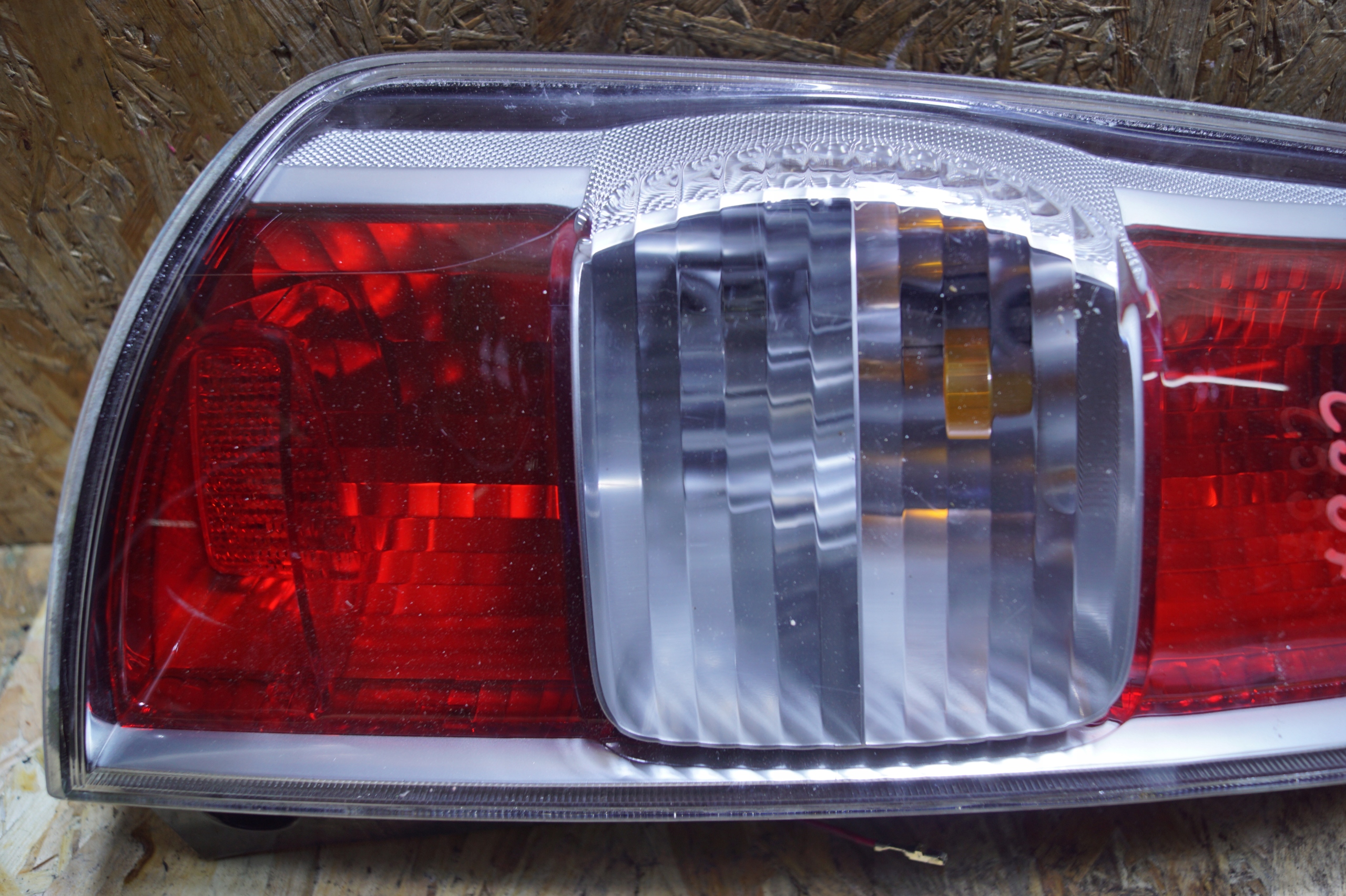 subaru JUSTY 07- фонарь левый