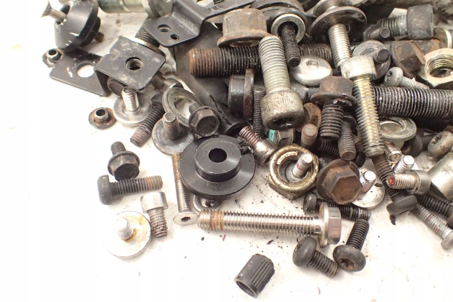 Triumph Legend 900 TT Śruby z demontażu Producent Triumph OE