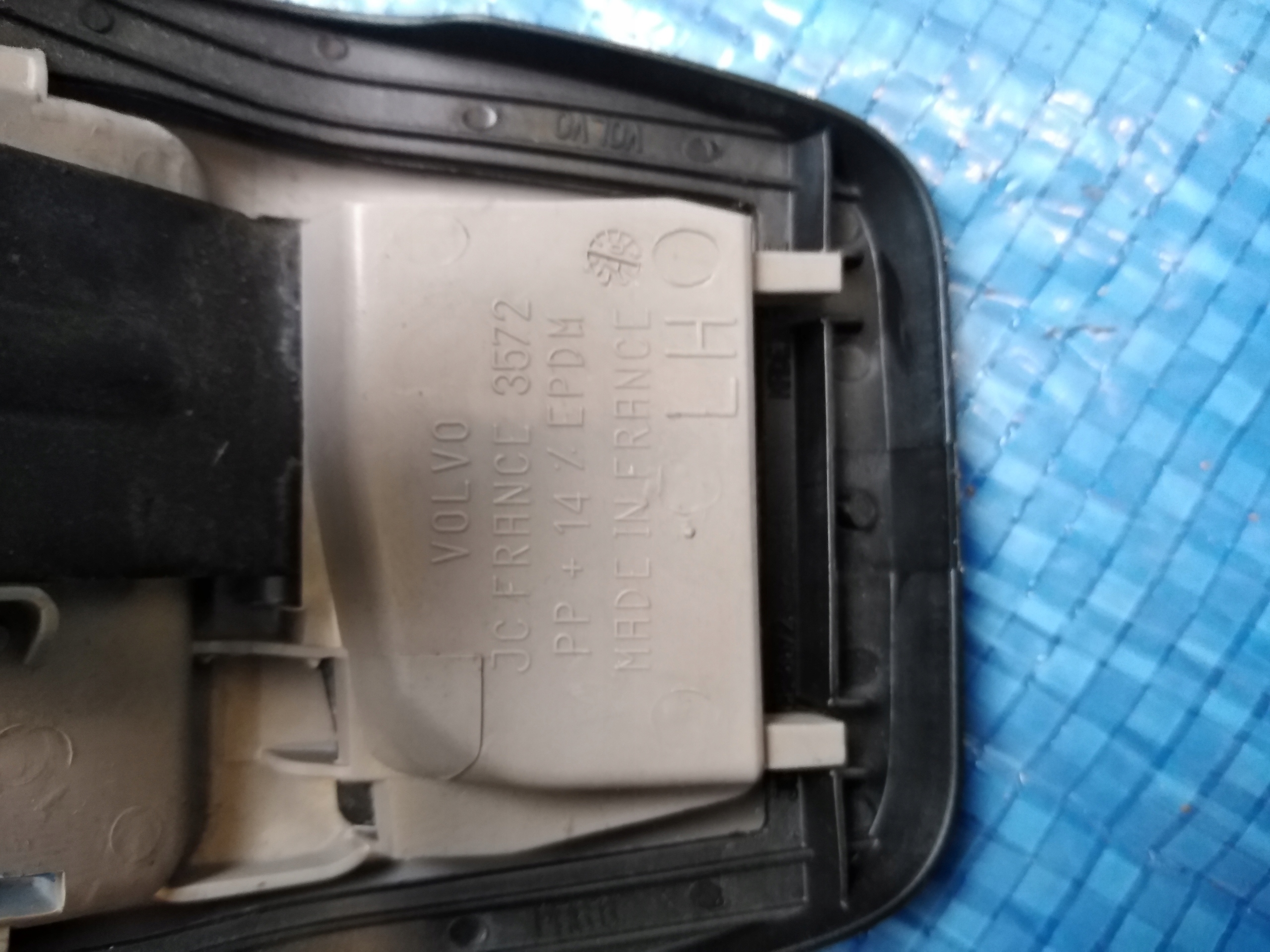 Volvo XC90 Mocowanie uchwyt rolety podsufitki lift Producent części Volvo OE