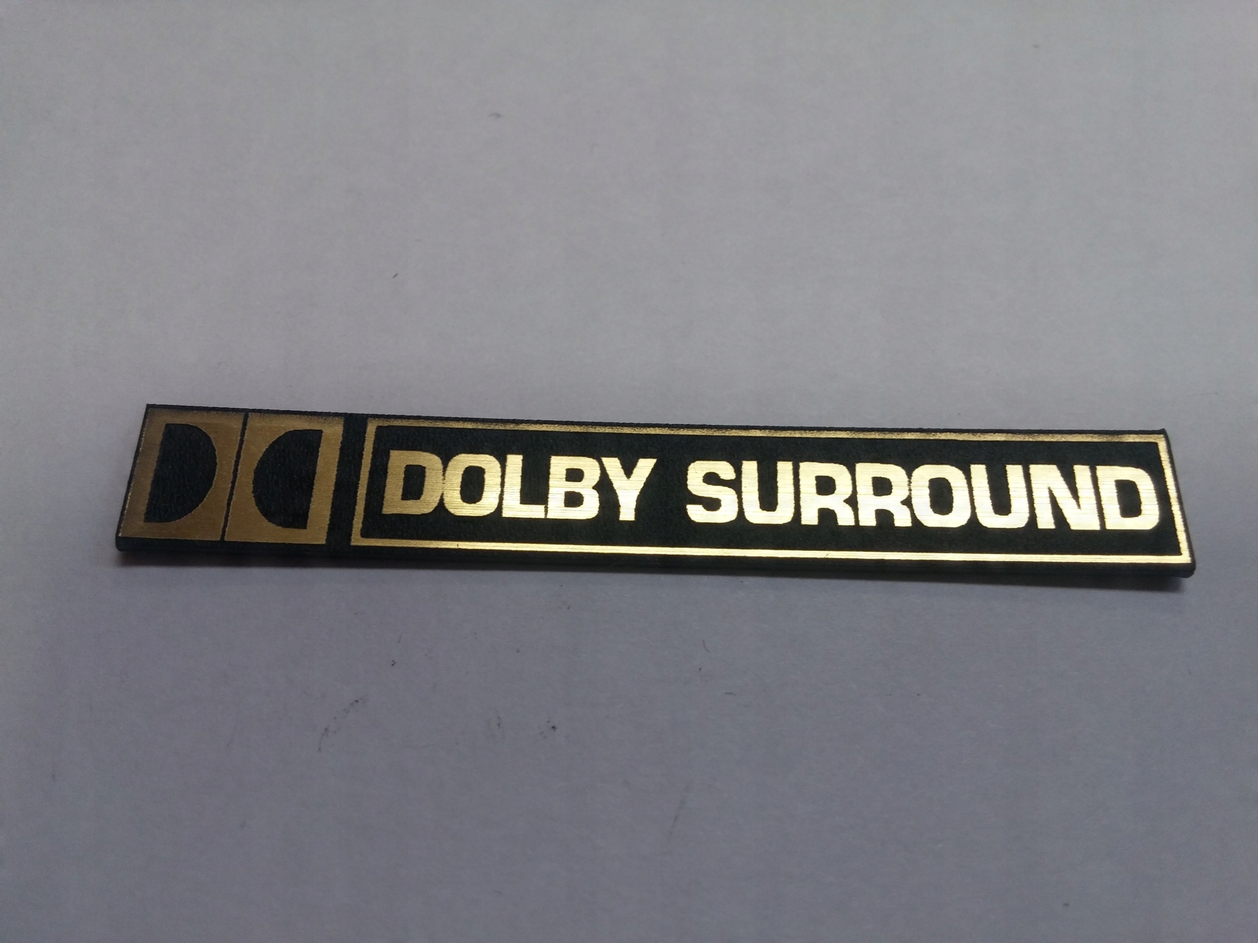 

Dolby Surround naklejka emblemat 60x8 mm * Złota