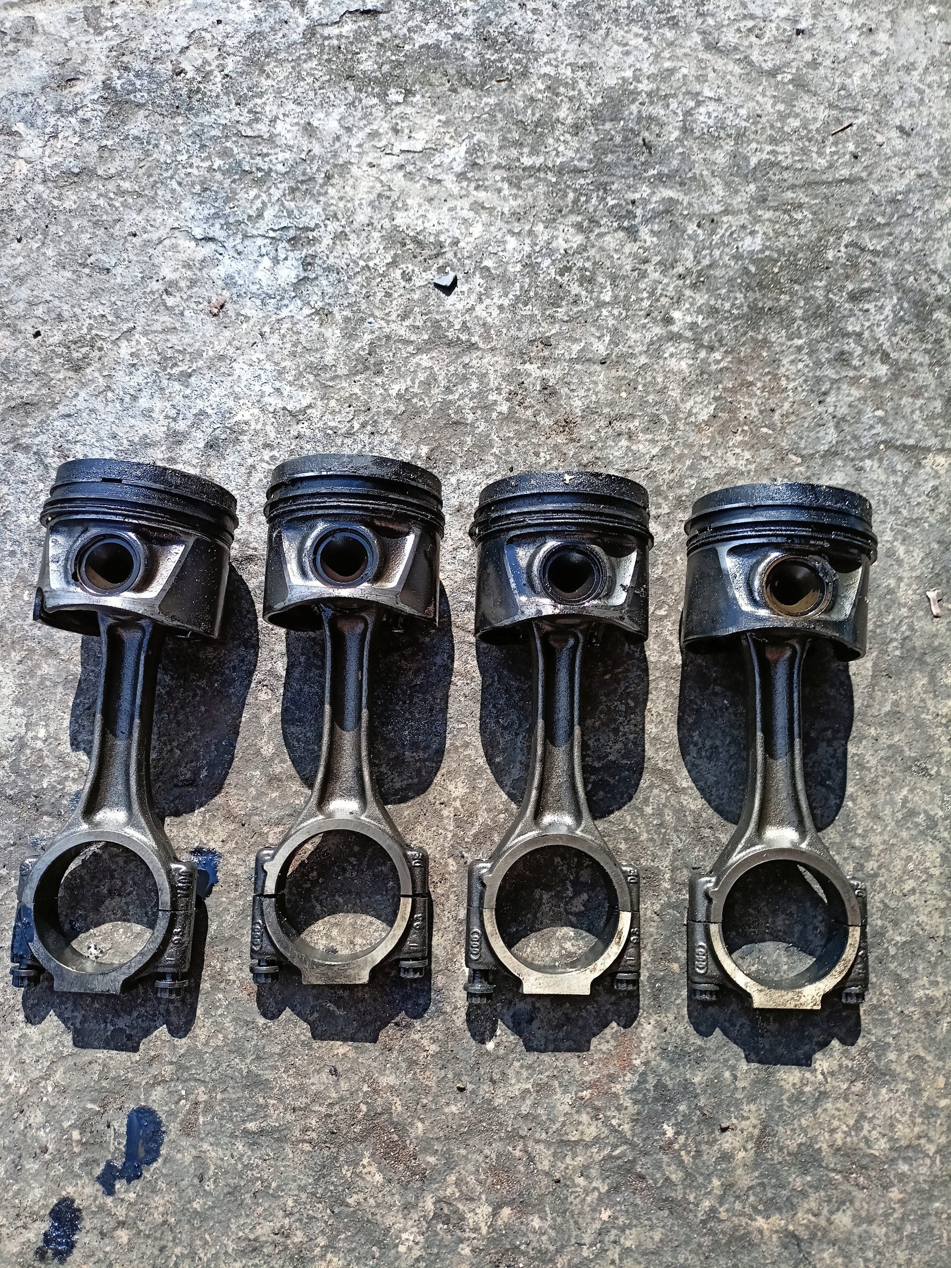 Поршень с шатуном шатун AUDI 2.0 TDI 03ge V200