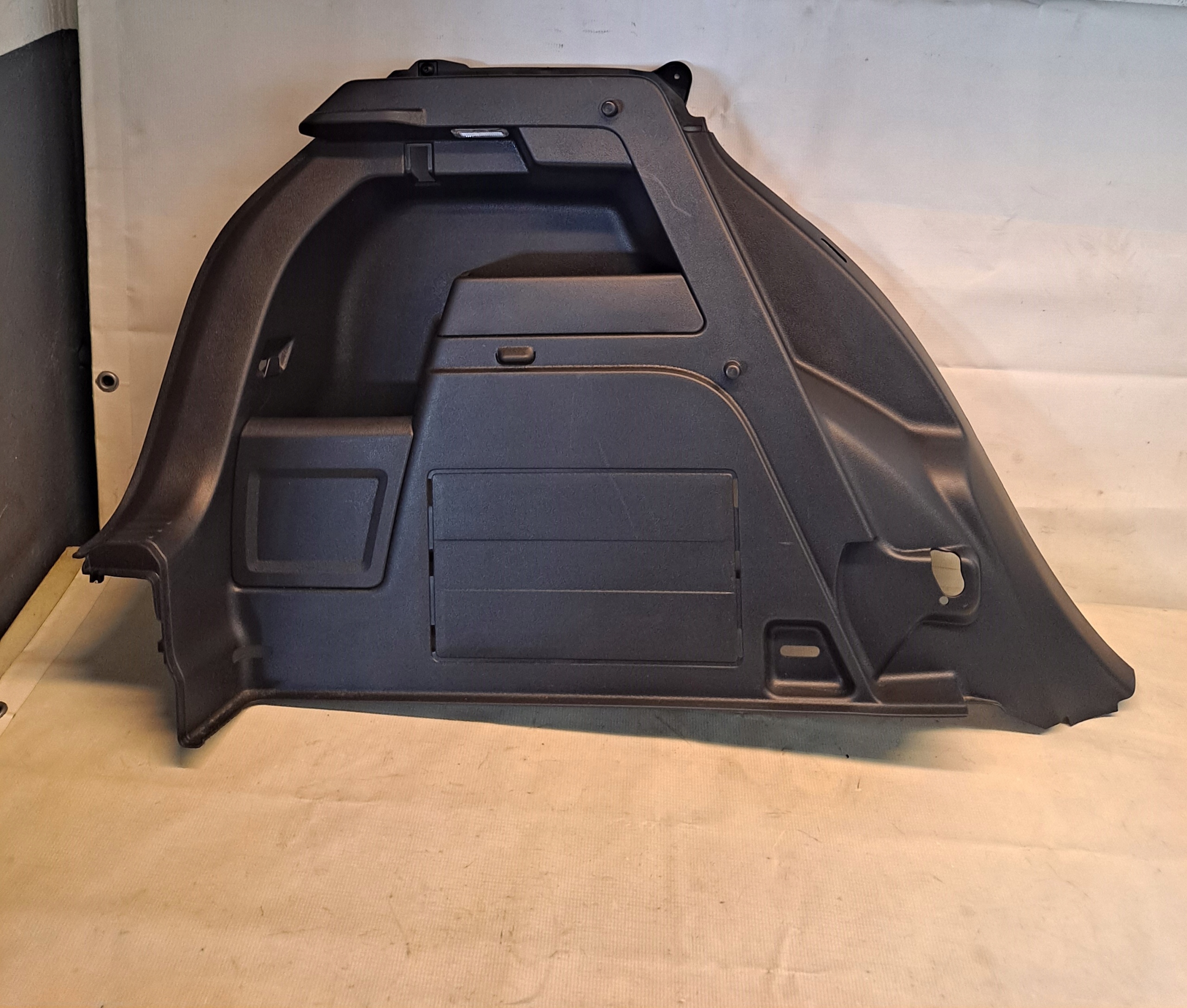 BOCZEK BAGAŻNIKA LEWY SKODA FABIA III 6V6867427C