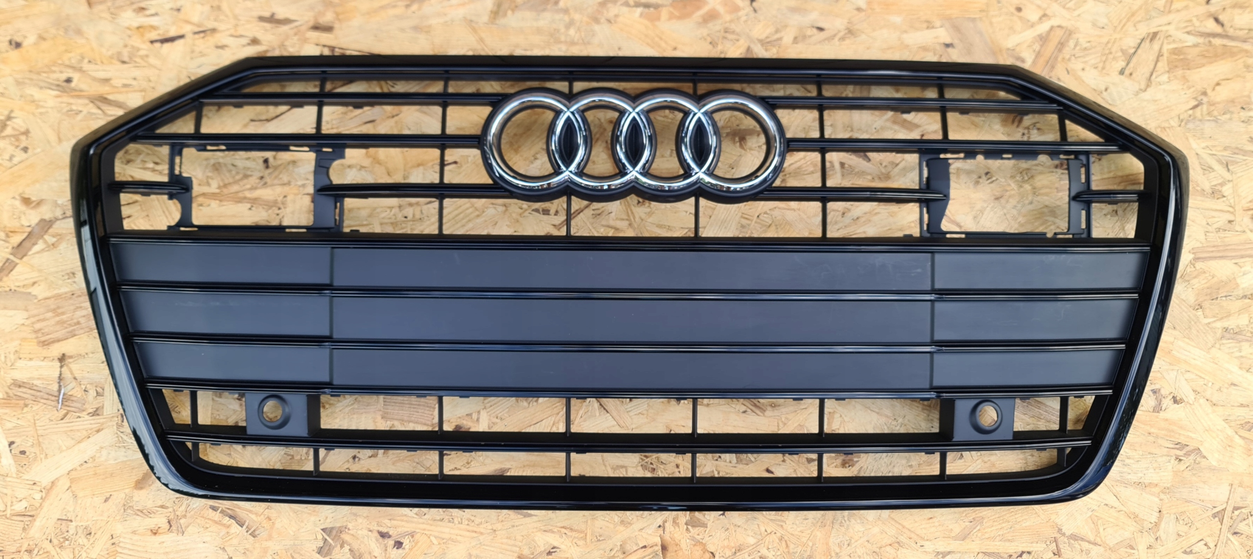 AUDI A6 C8 GRILL ATRAPA S LINE RADAR CZARNY 4K0