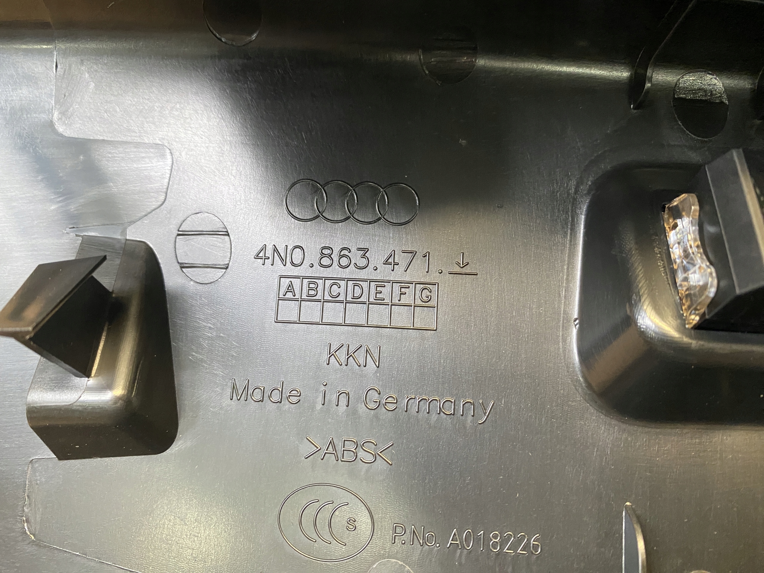 AUDI A8 4N D5 kryt stěny kufru 4N0863471