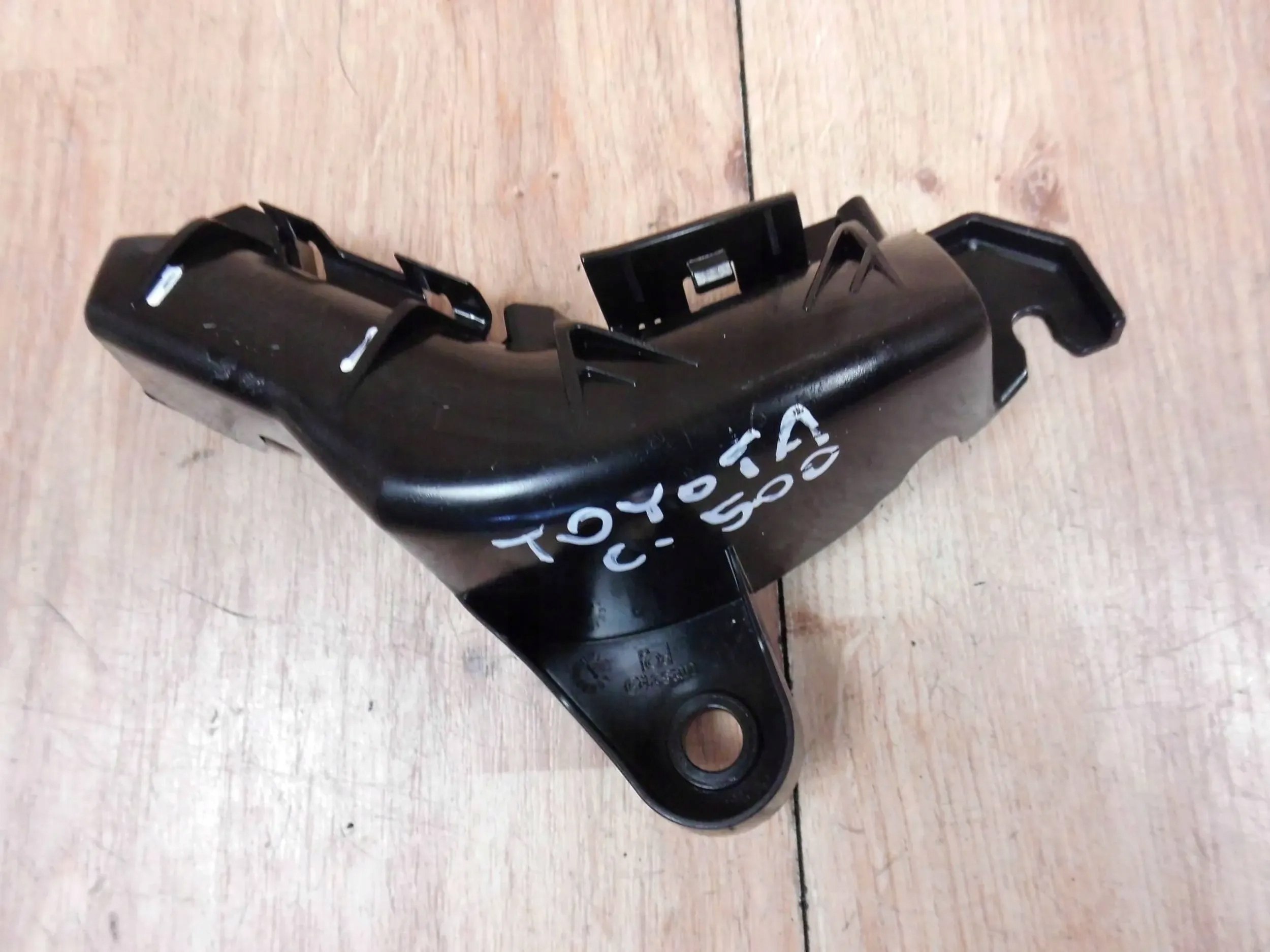 Toyota Yaris III 2017+ bumper bracket holder right rear part