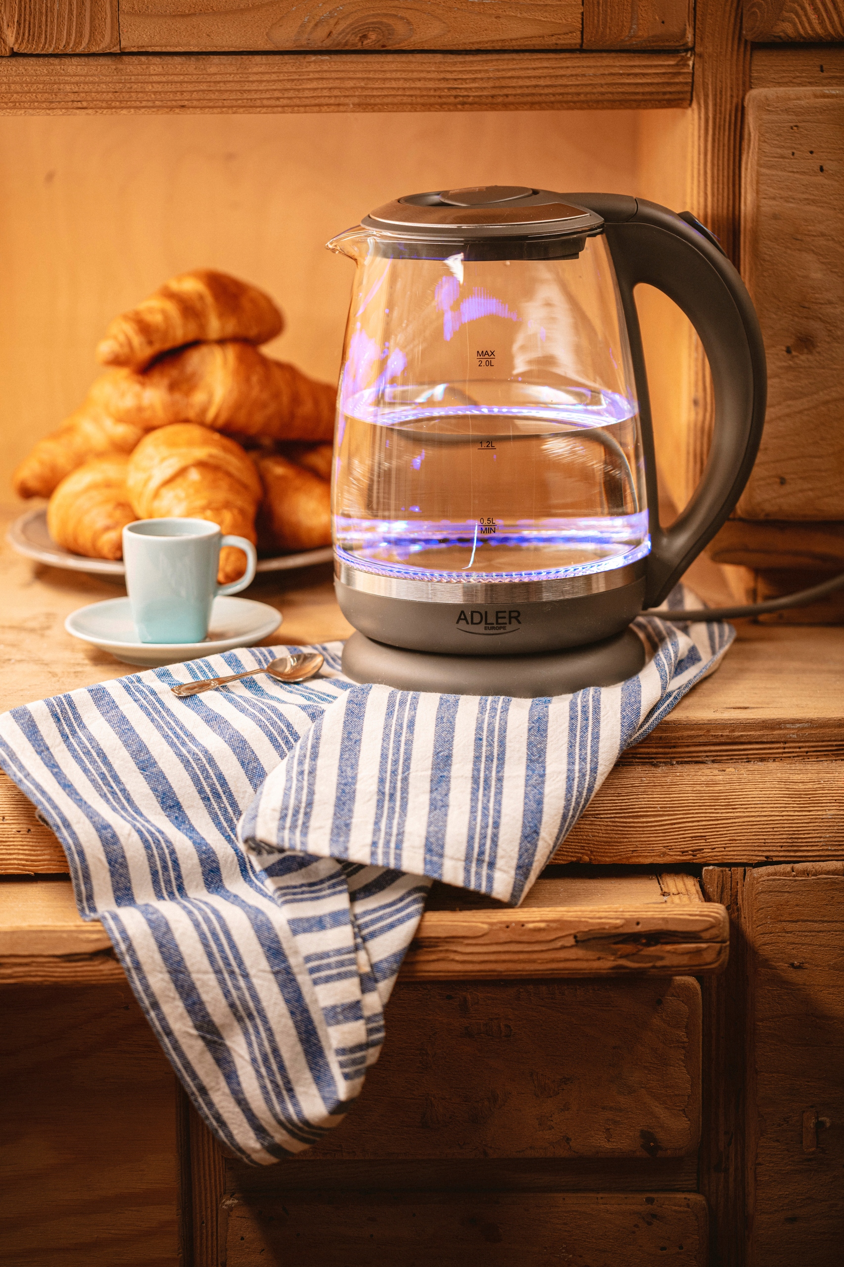 Czajnik Szklany Adler AD 1286 2,0L LED Obrotowa Podstawa 2200W