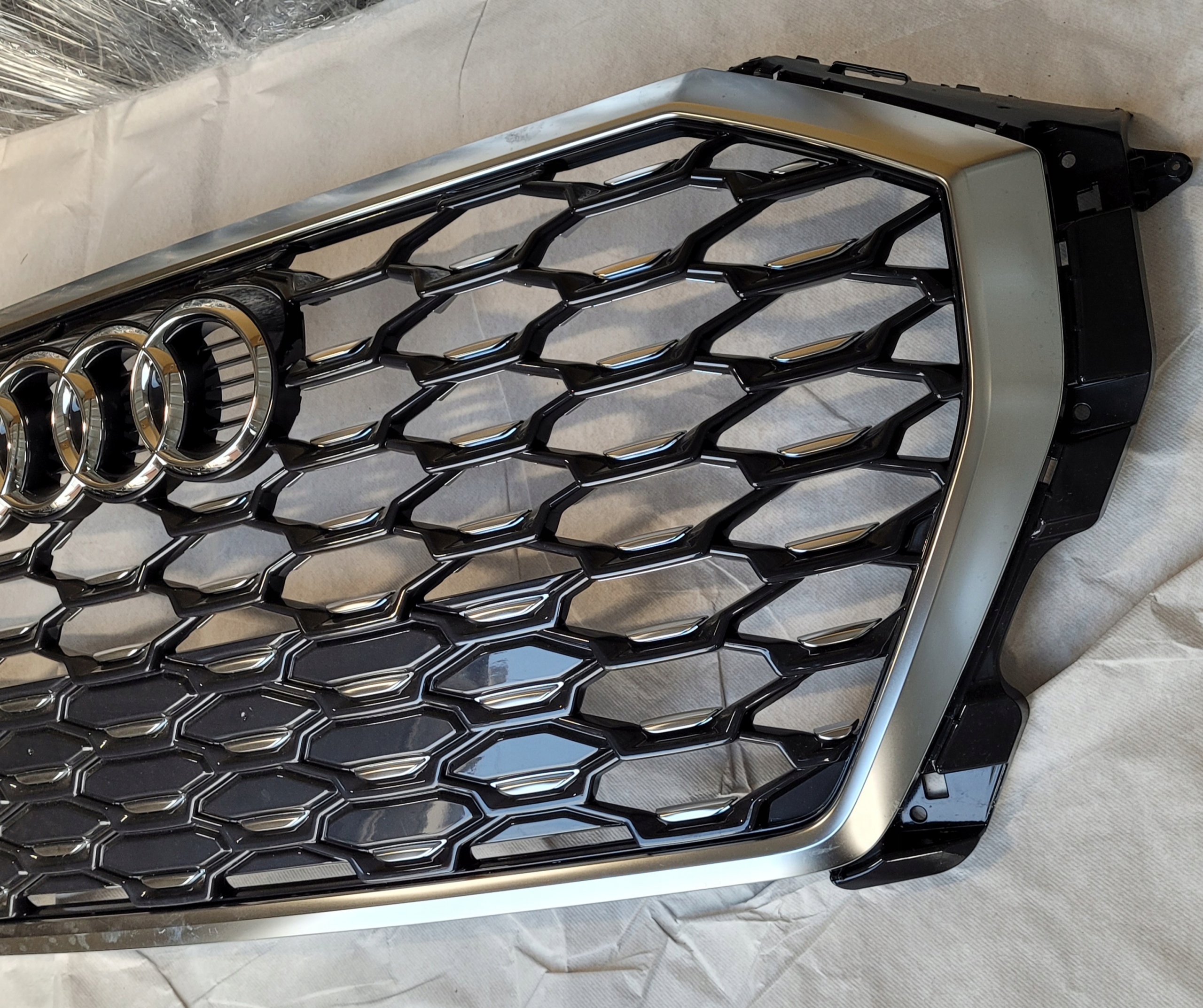Audi Q3 s-line 18-22 решетка радиатора 83A653651B