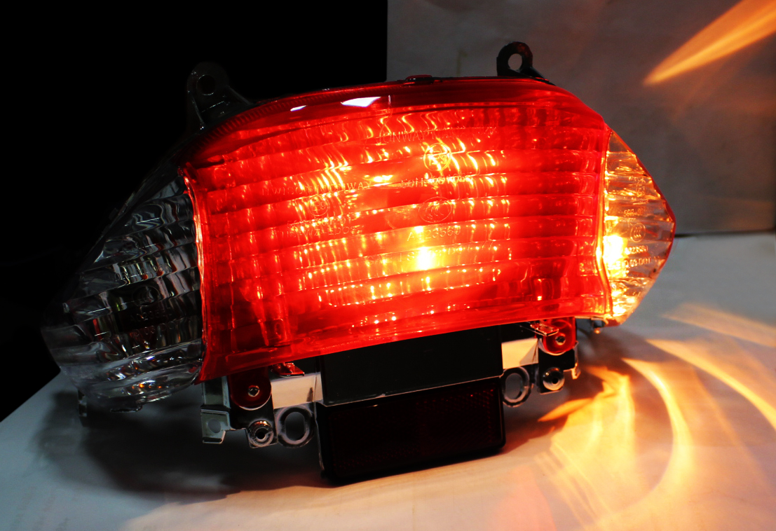 LAMPA TYLNA KLOSZ TYŁ SKUTER 4T GY6 HOMOLOGACJA E3 Zipp Romet Junak Baotian Numer katalogowy oryginału BX16040031-2