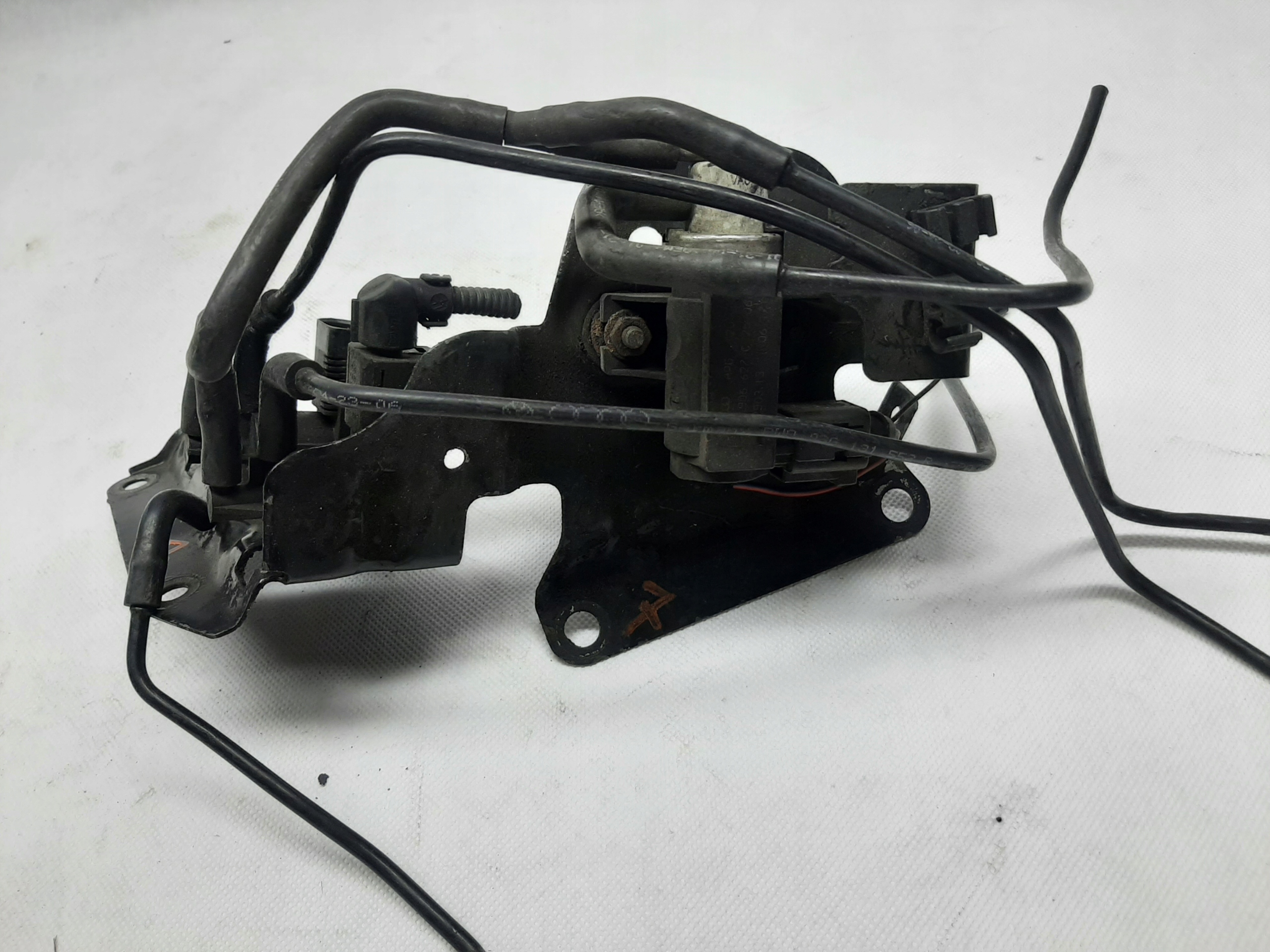 B6 03G131133C - Audi A4 B7 вакуумный клапан 8e0906627c 03g131133