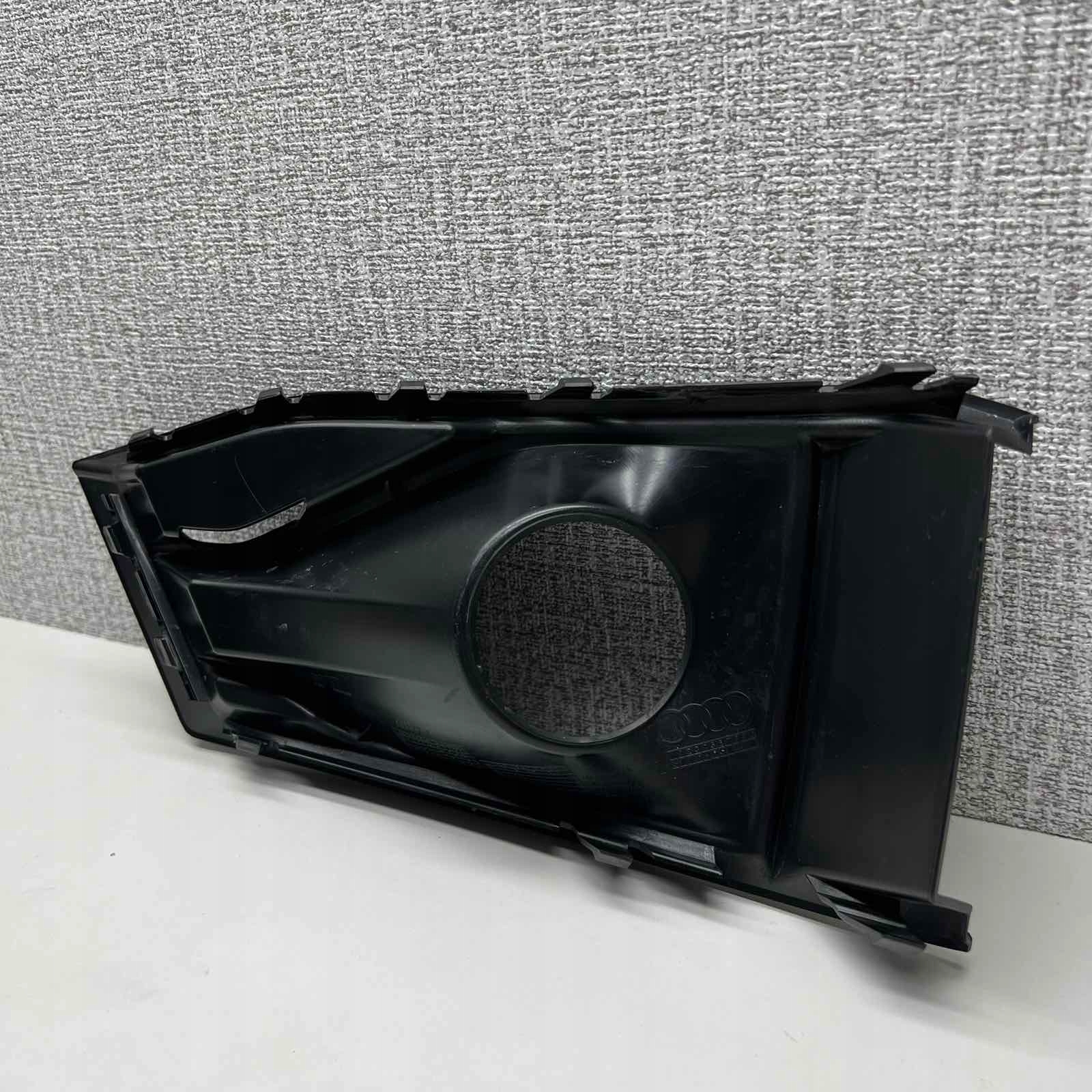 AUDI A4 B9 8W levá mřížka nárazníku předního předek 8W0807681AR