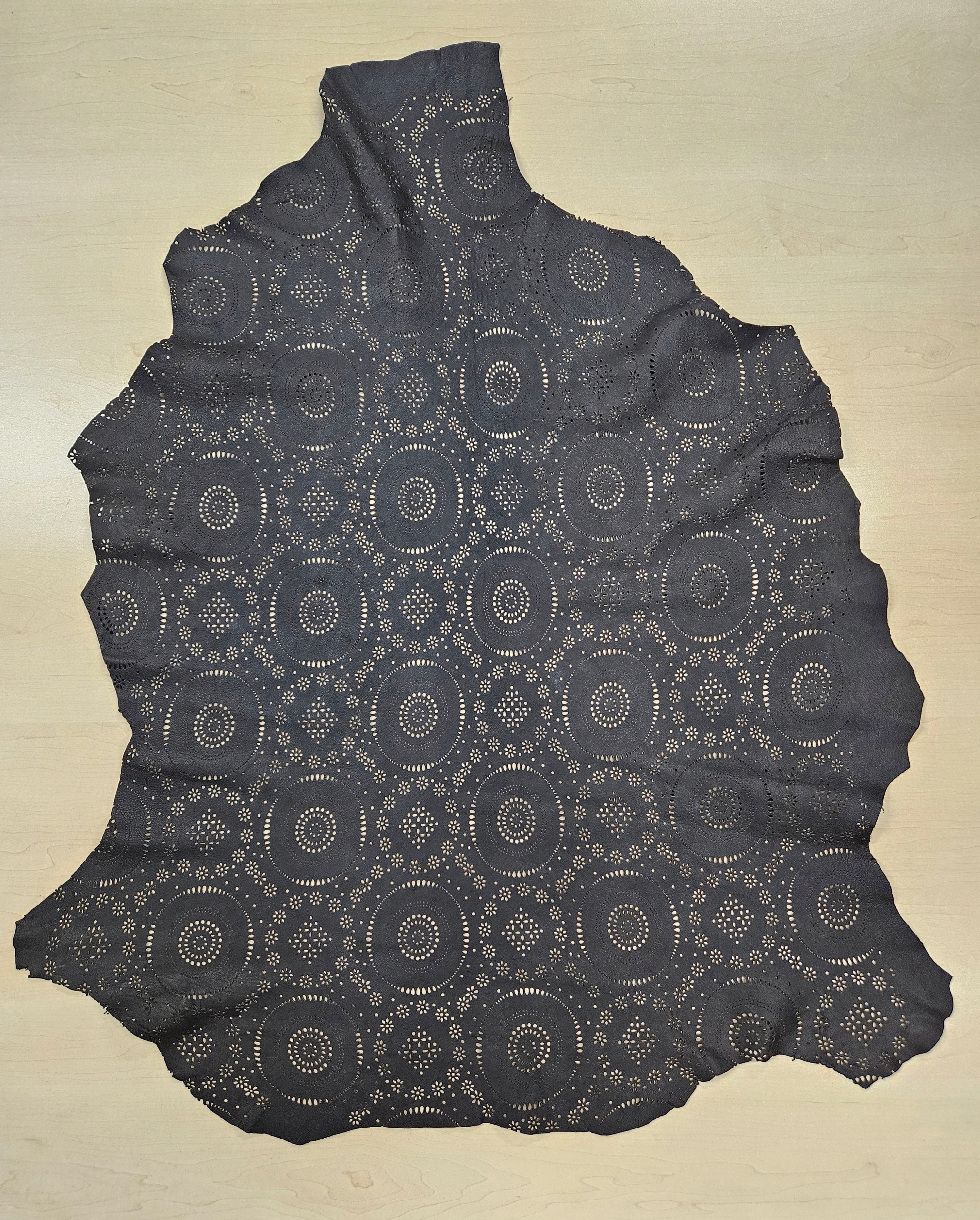 Přírodní lícová kůže řezaná laserem černá