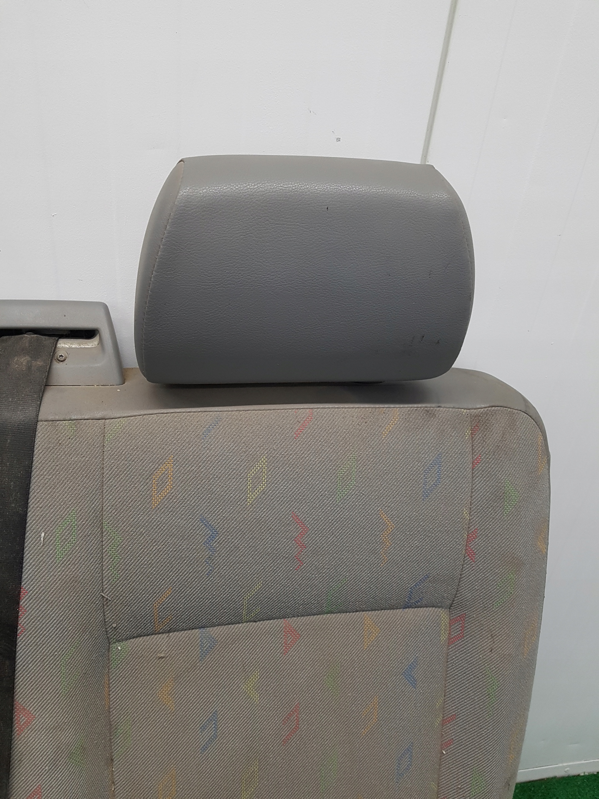 seat rear right side VOLKSWAGEN T5