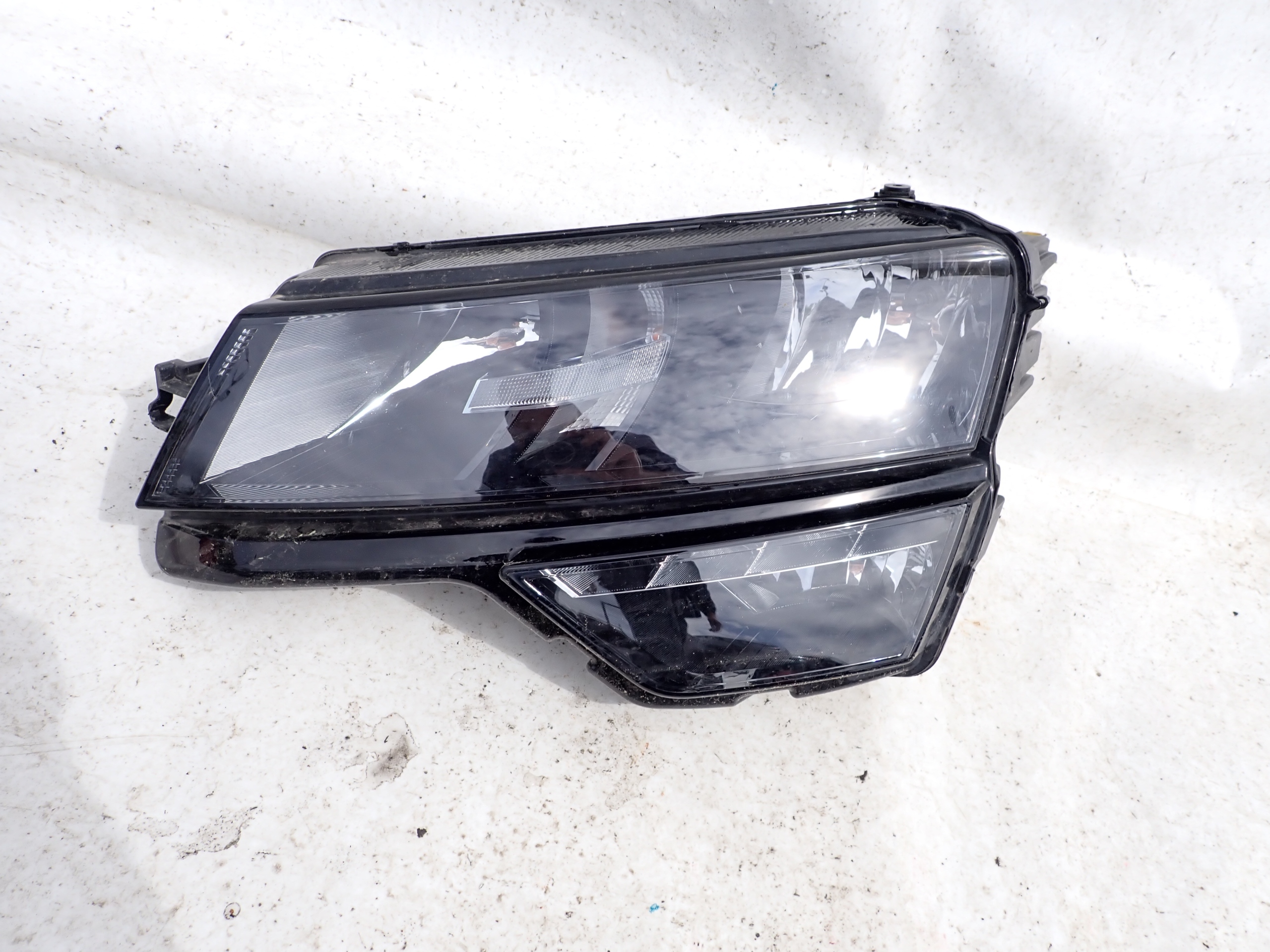 SKODA KAROQ 57B 17- light front front left