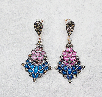 Elegantní stříbrné náušnice .