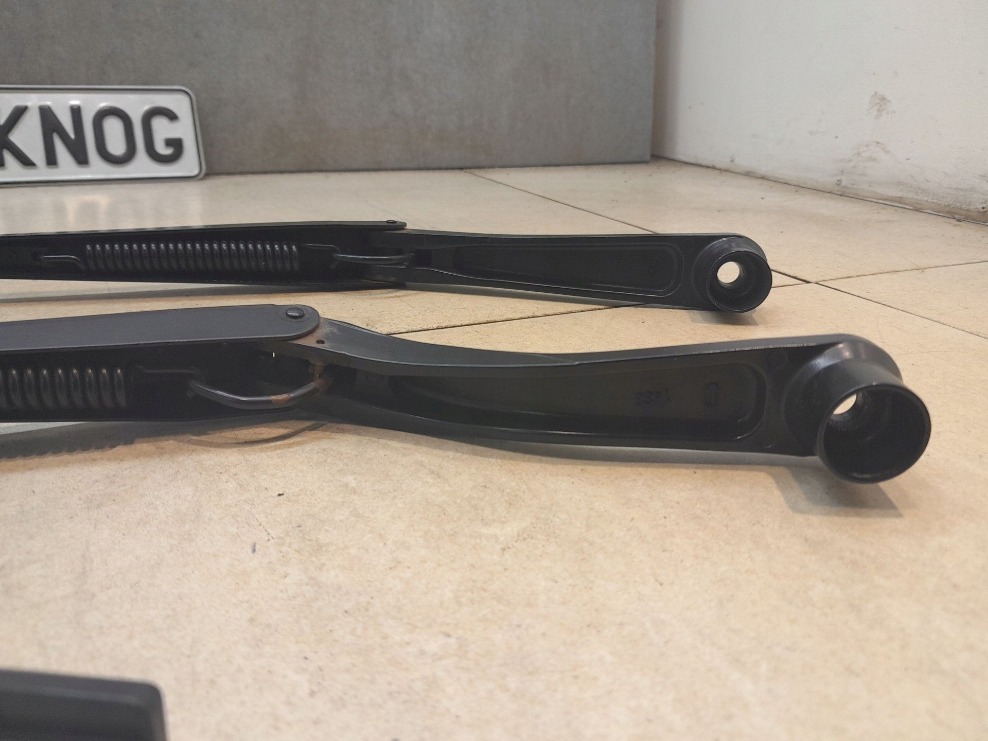 wiper arm front CHRYSLER PT CRUISER 6147NWB