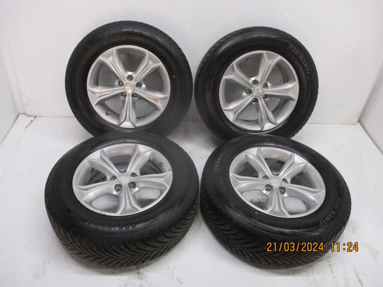 wheels discs tyres LAND ROVER Discovery Sport R17 M+S 7MM