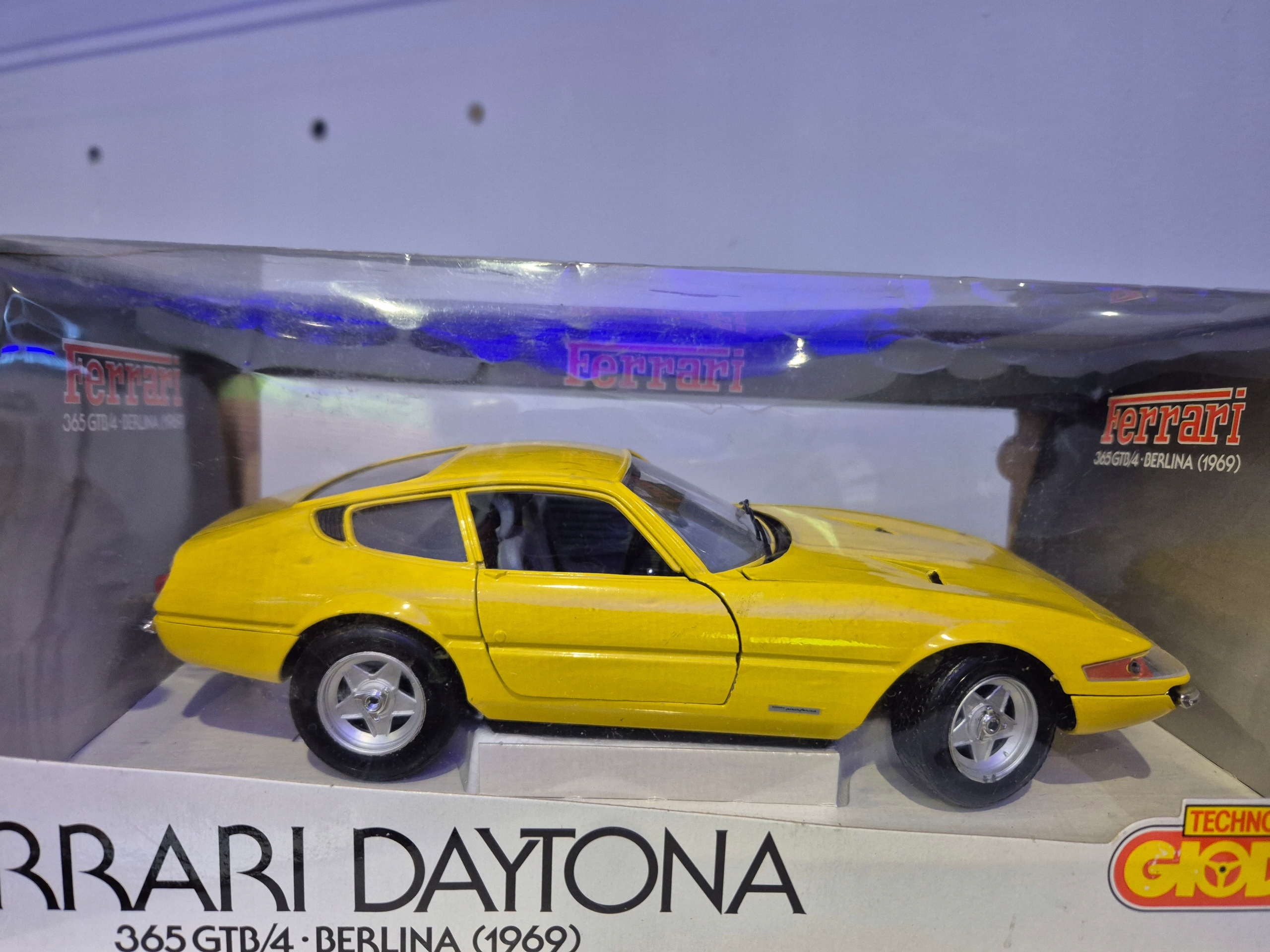 FERRARI DAYTONA 365 GTB/4 BERLINA 1969 1/18 TECHNO GIODI Marka Ferrari