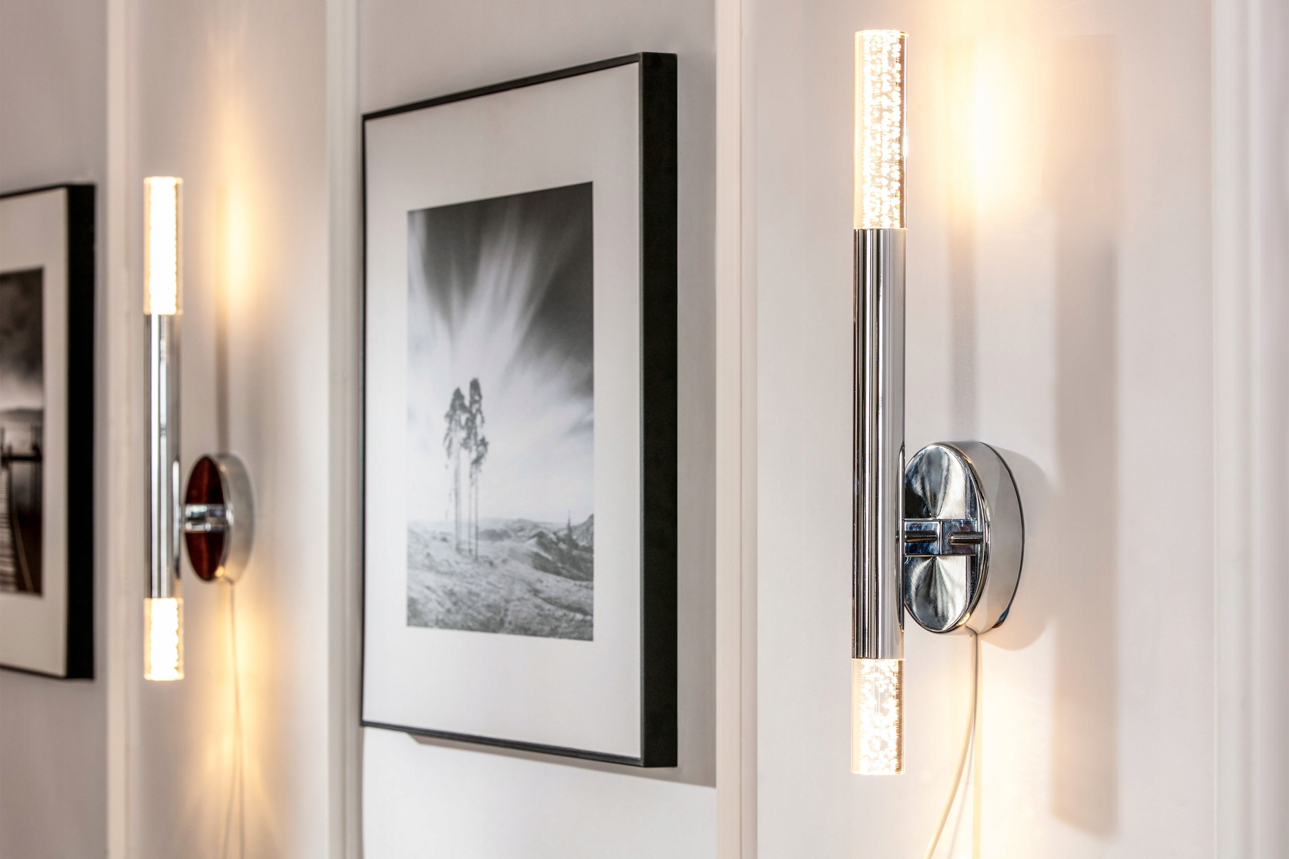 Chrómová glamourová lampa One hore dole vedľa zrkadla, bublinková krytka chodby