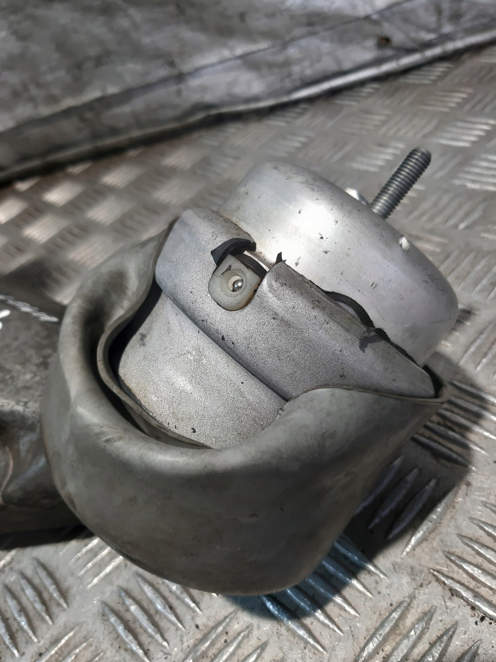 Audi A4 B6 2.4 V6 holder engine mount left 8D0199307G