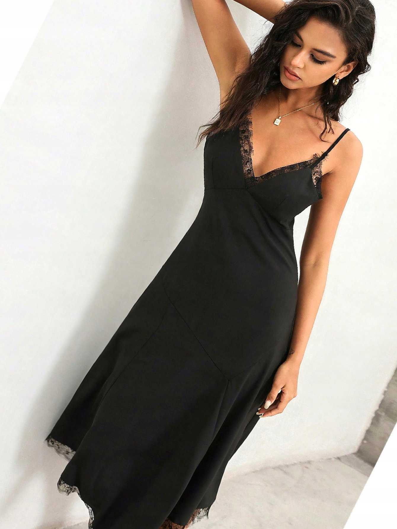 Šaty Návštěvnická s krajkovou lemovkou Černá Anewsta rozevřená M