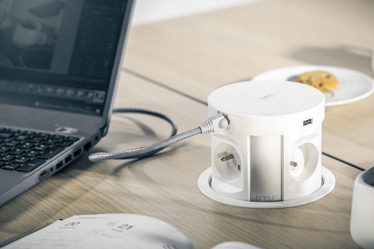 Predlžovač zapustenej zásuvky Comfort Plus 4x230V 2xUSB-A, čierny