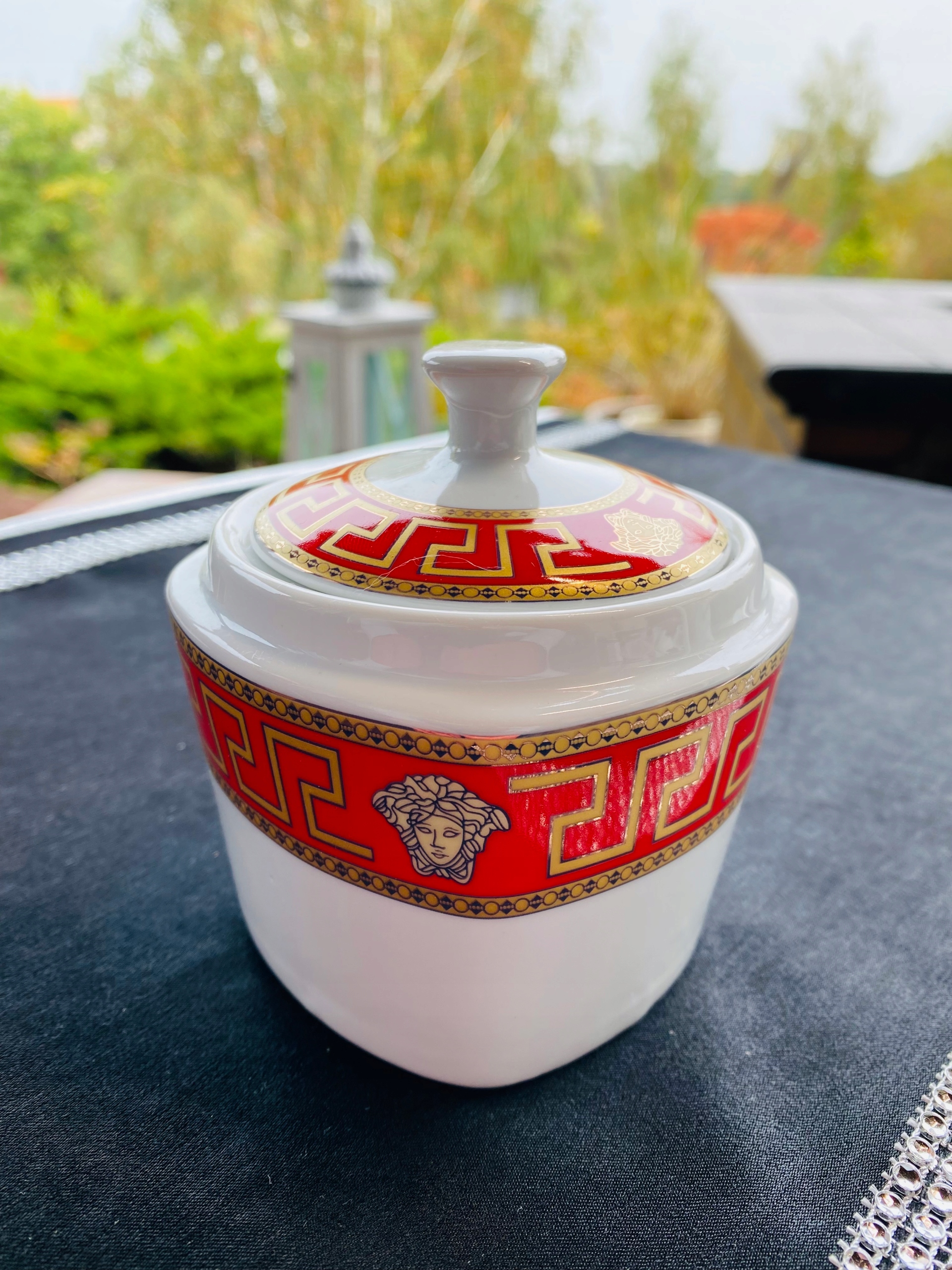 SERWIS OBIADOWY ZASTAWA STOŁOWA MEDUSA WZÓR GRECKI Zawartość zestawu Filiżanka Sosjerka Spodek pod filiżankę Talerz deserowy Talerz głęboki Talerz obiadowy Waza