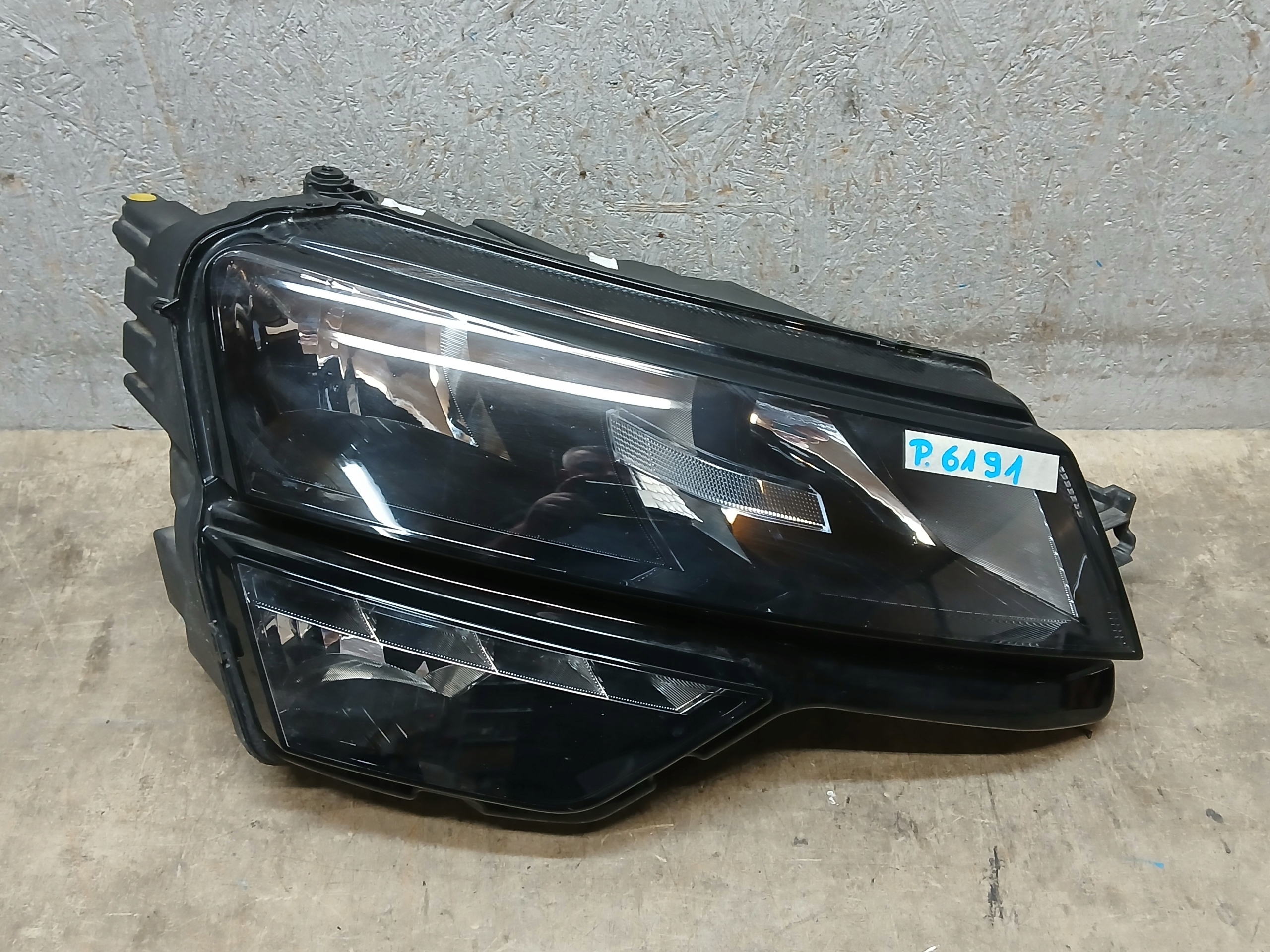 light front right SKODA KAROQ 57B941016A