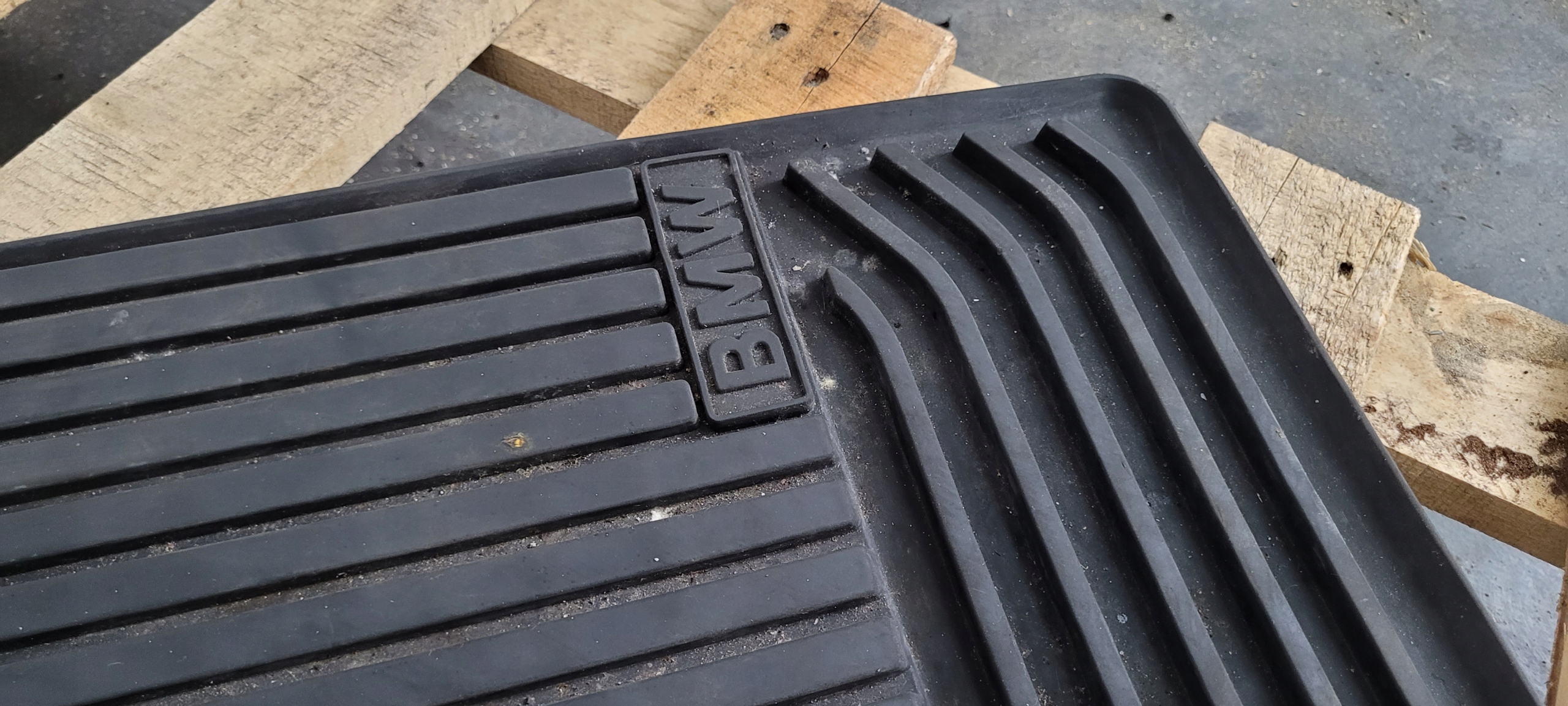 BMW F30 mat rubber front 51472153725