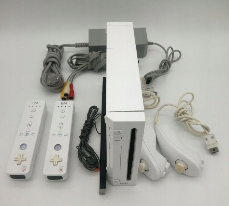 Konsola Nintendo Wii z akcesoriami 2x wiloty, 2x nunchuck