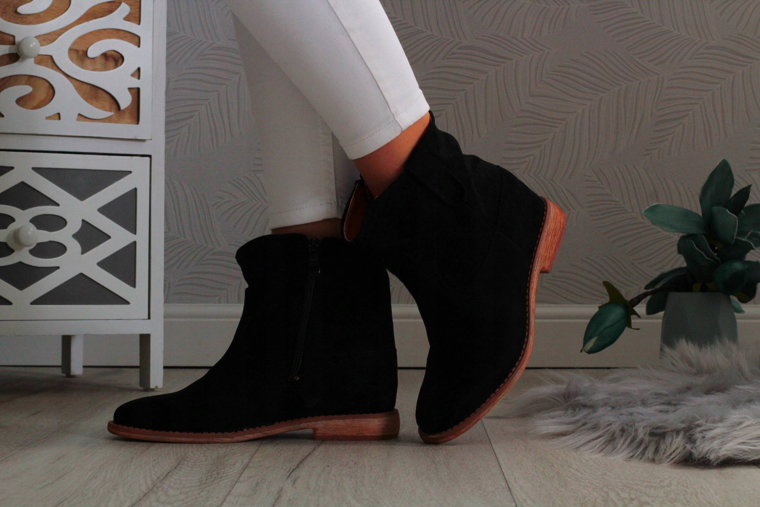 BOTKI DAMSKIE BUTY ELEGANKIE CZARNE UKRYTY KOTURN Model BOTKI ZAMSZOWE