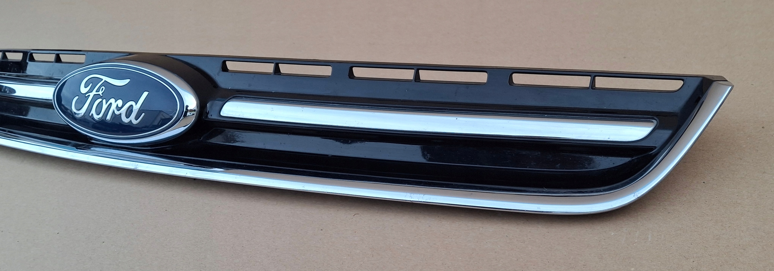 FORD KUGA MK2 ESCAPE GRILL ATRAPA CHŁODNICY EMBLEMAT CHROM CV44-8150-AEW Wersja Europejska