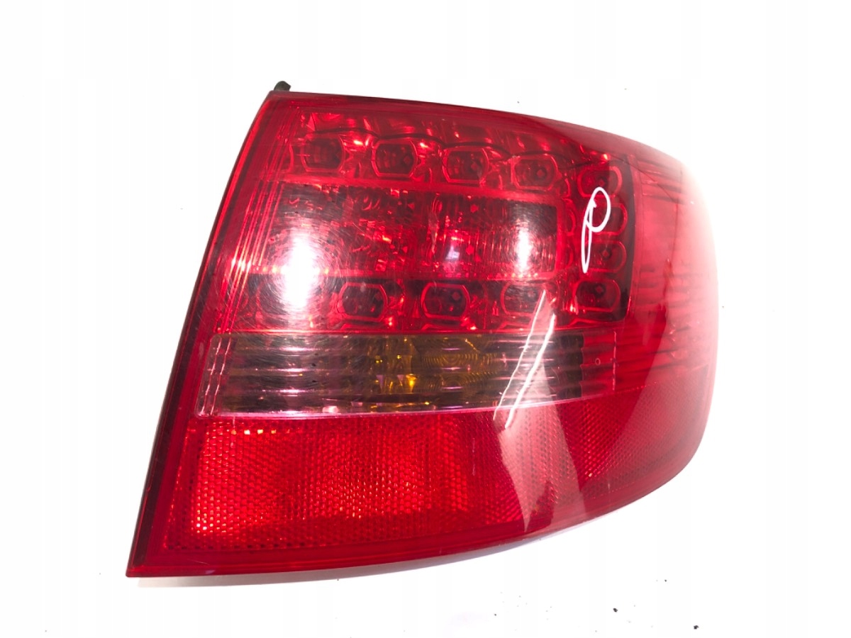 LAMPA PRAWY TYŁ AUDI A6 C6 4F9945096H Hatchback 04-11 Strona zabudowy lewa