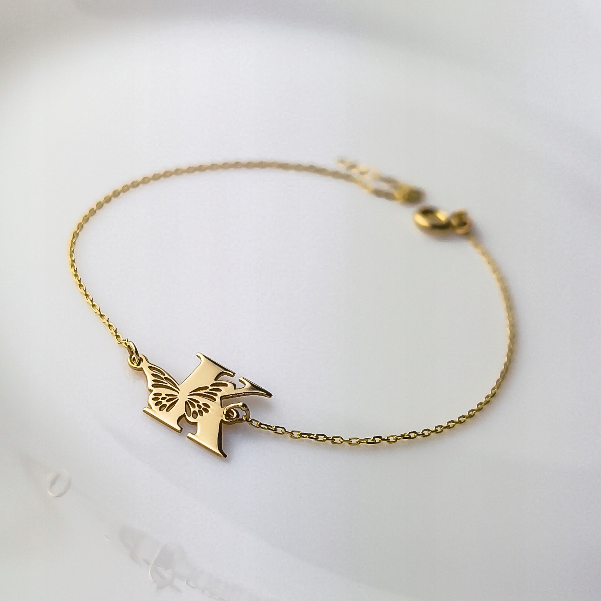 Zlatý náramek s písmenem K a Motýlkem – pr. 585